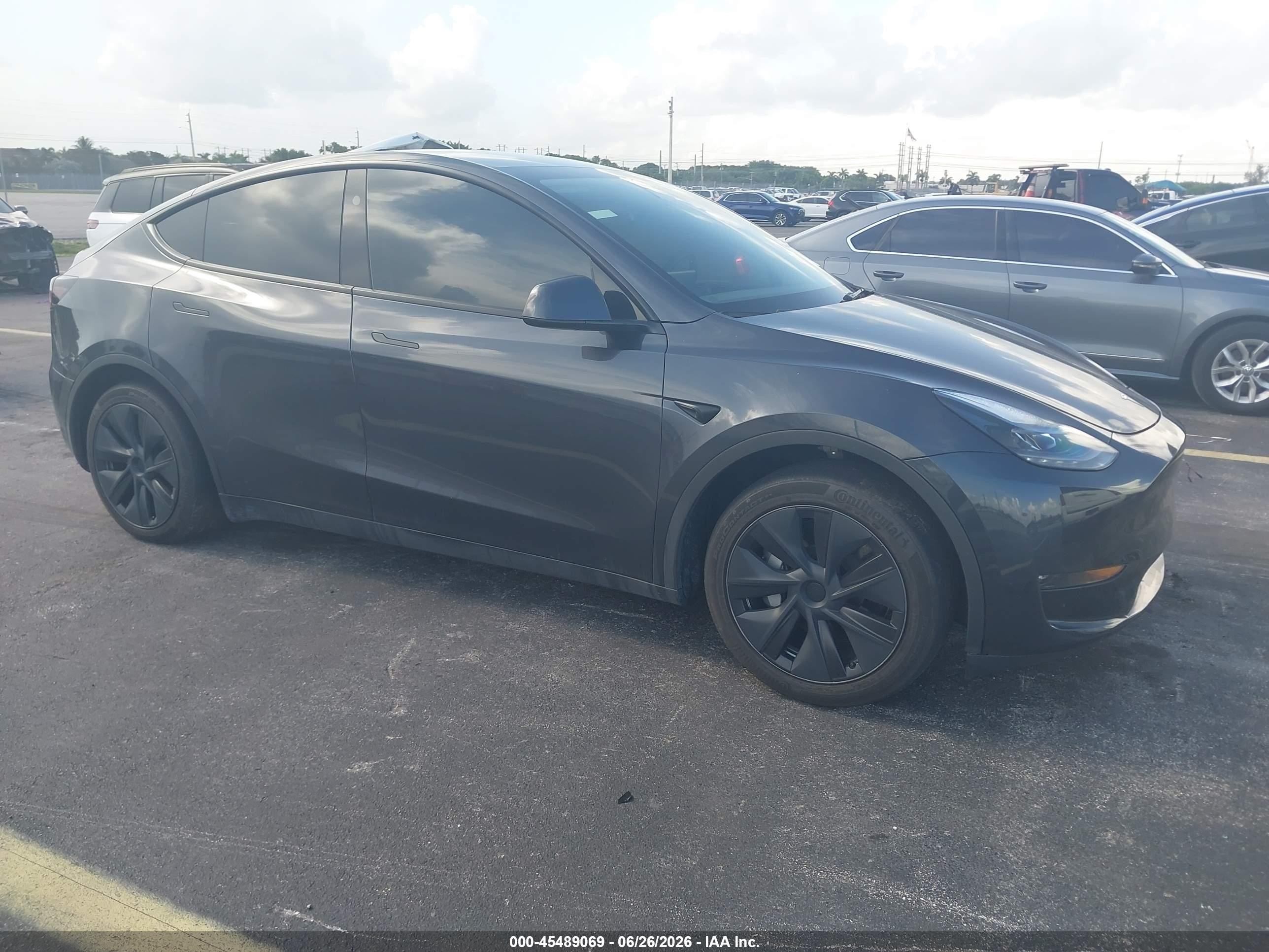 2025 Tesla Model Y Long Range, VIN 7SAYGAEE9SF221936 — Side