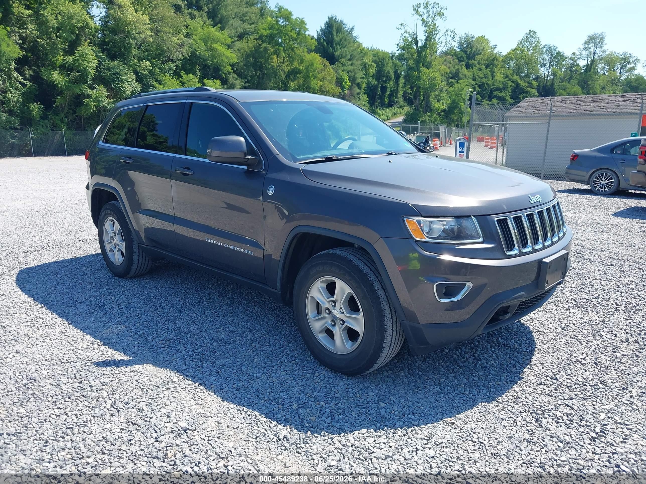 2016 Jeep Grand Cherokee Laredo, VIN 1C4RJFAG8GC461023 — Normal wear