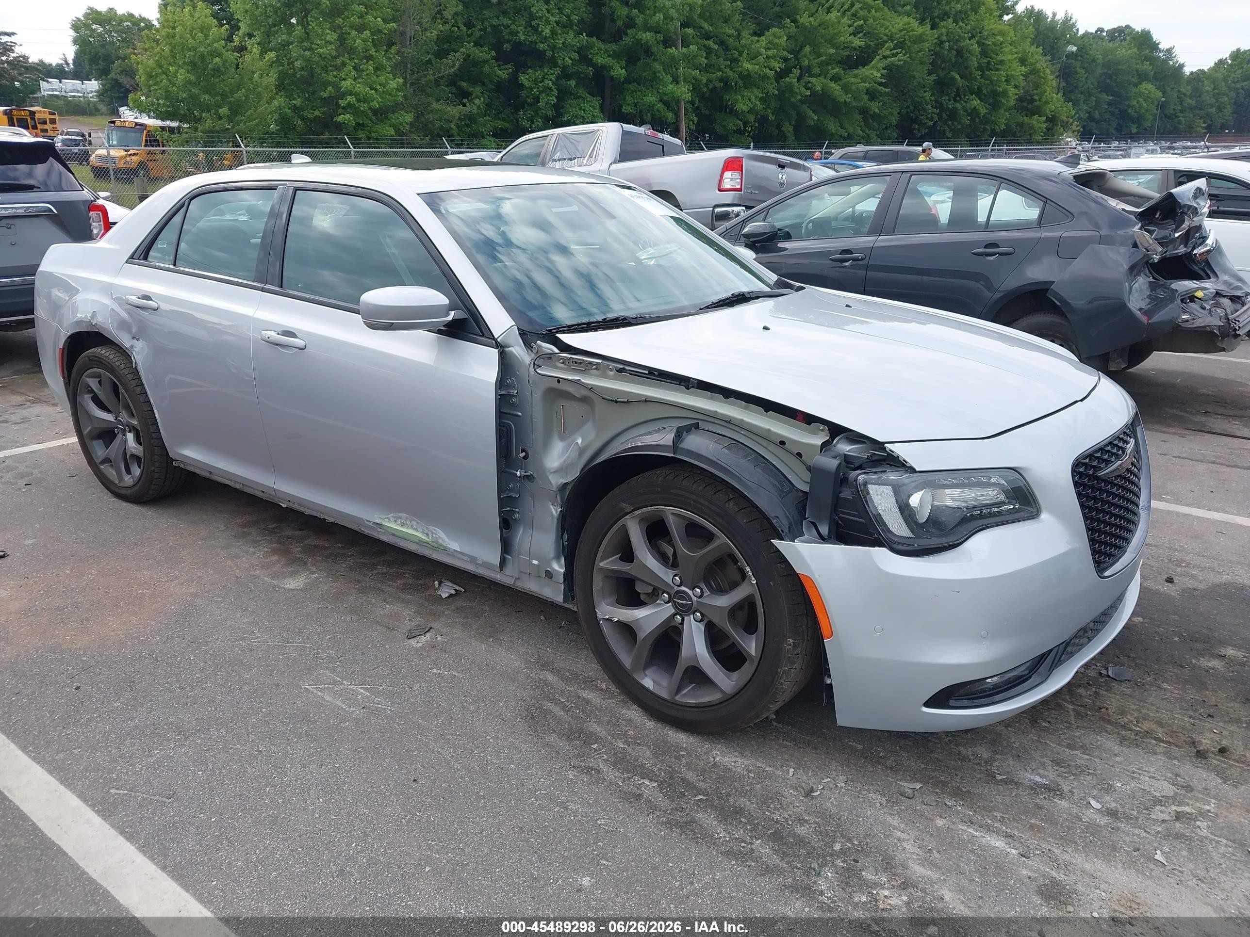 2023 Chrysler 300 S, VIN 2C3CCABG8PH624353 — Бок