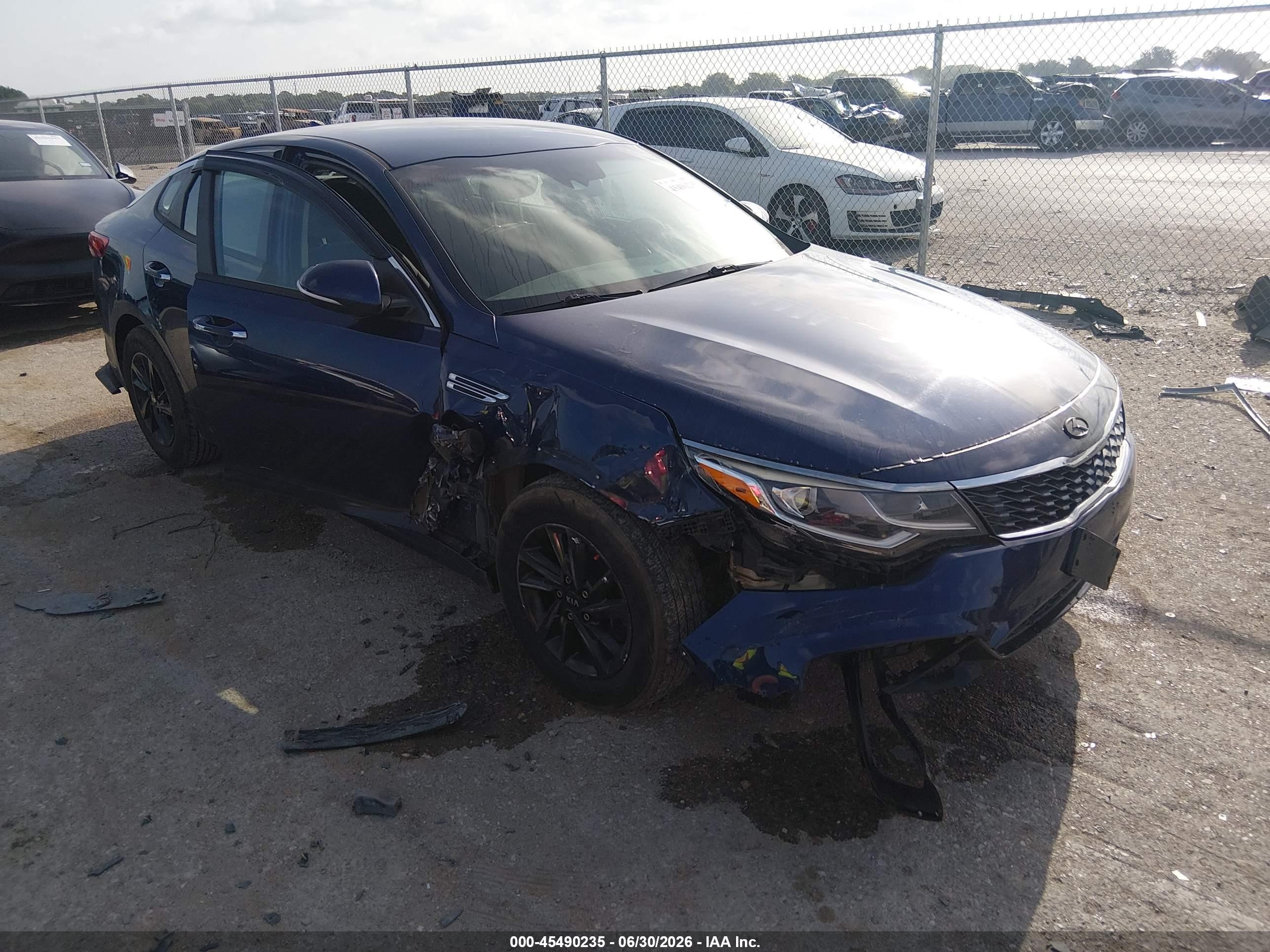 2020 Kia Optima LX, VIN 5XXGT4L33LG401743 — Бок