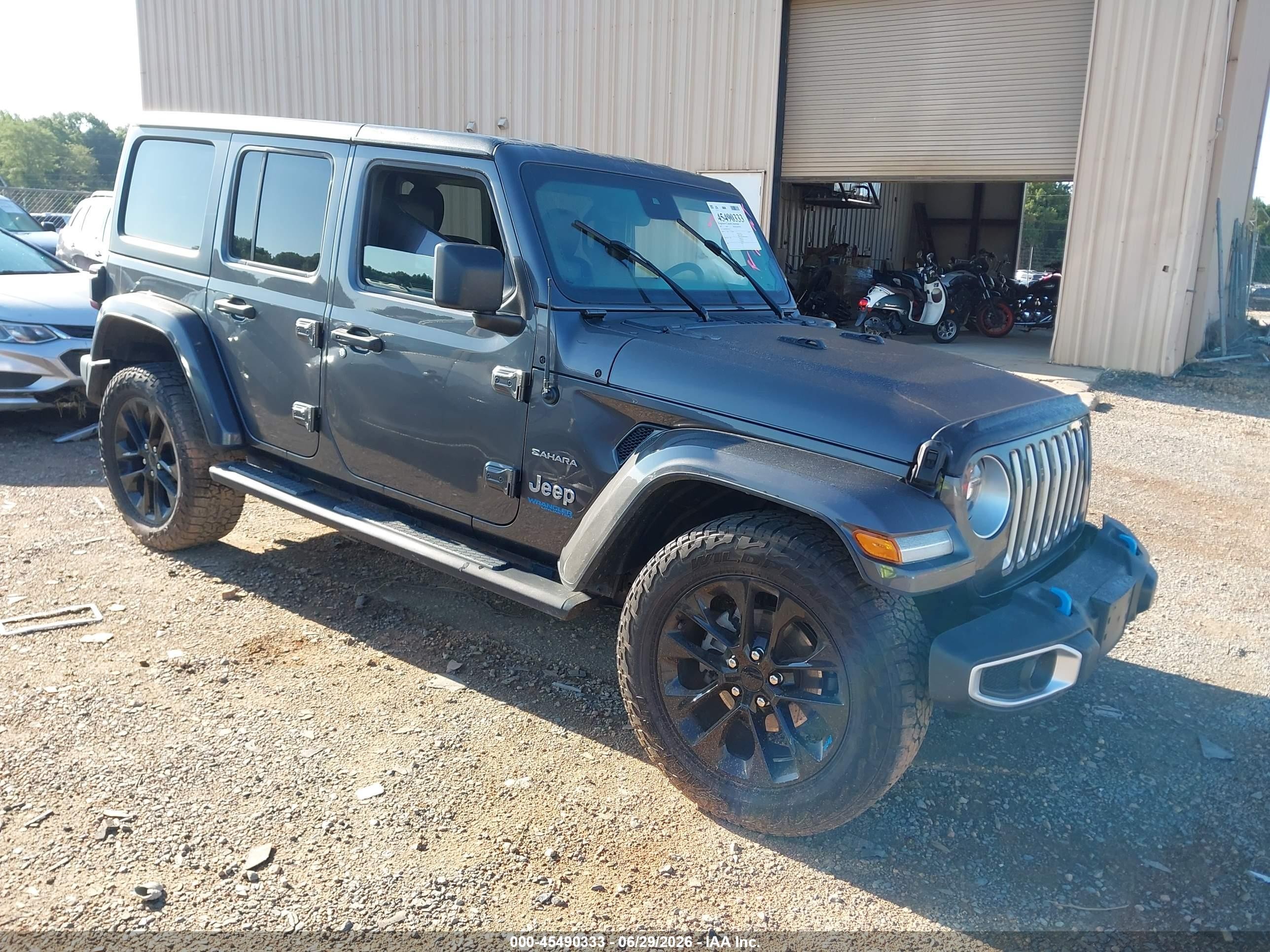 2022 Jeep Wrangler Unlimited Sahara High Altitude, VIN 1C4JJXP69NW137611 — Side