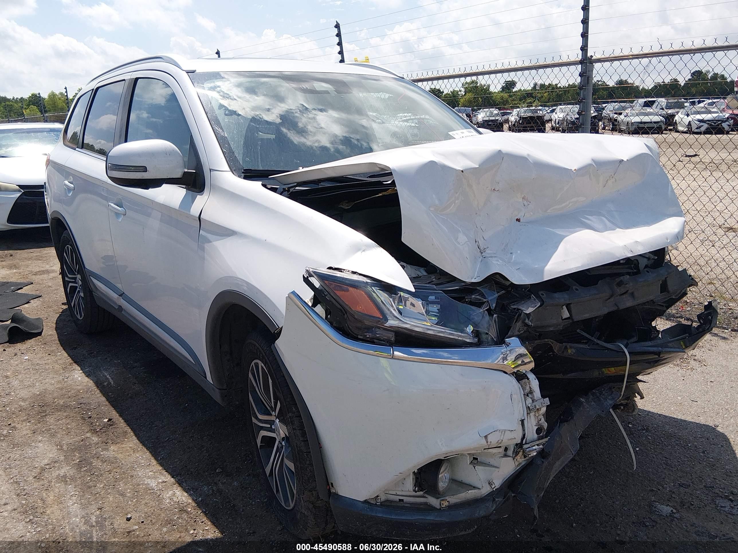 2018 Mitsubishi Outlander SE, VIN JA4AD3A3XJZ043464 — Front end