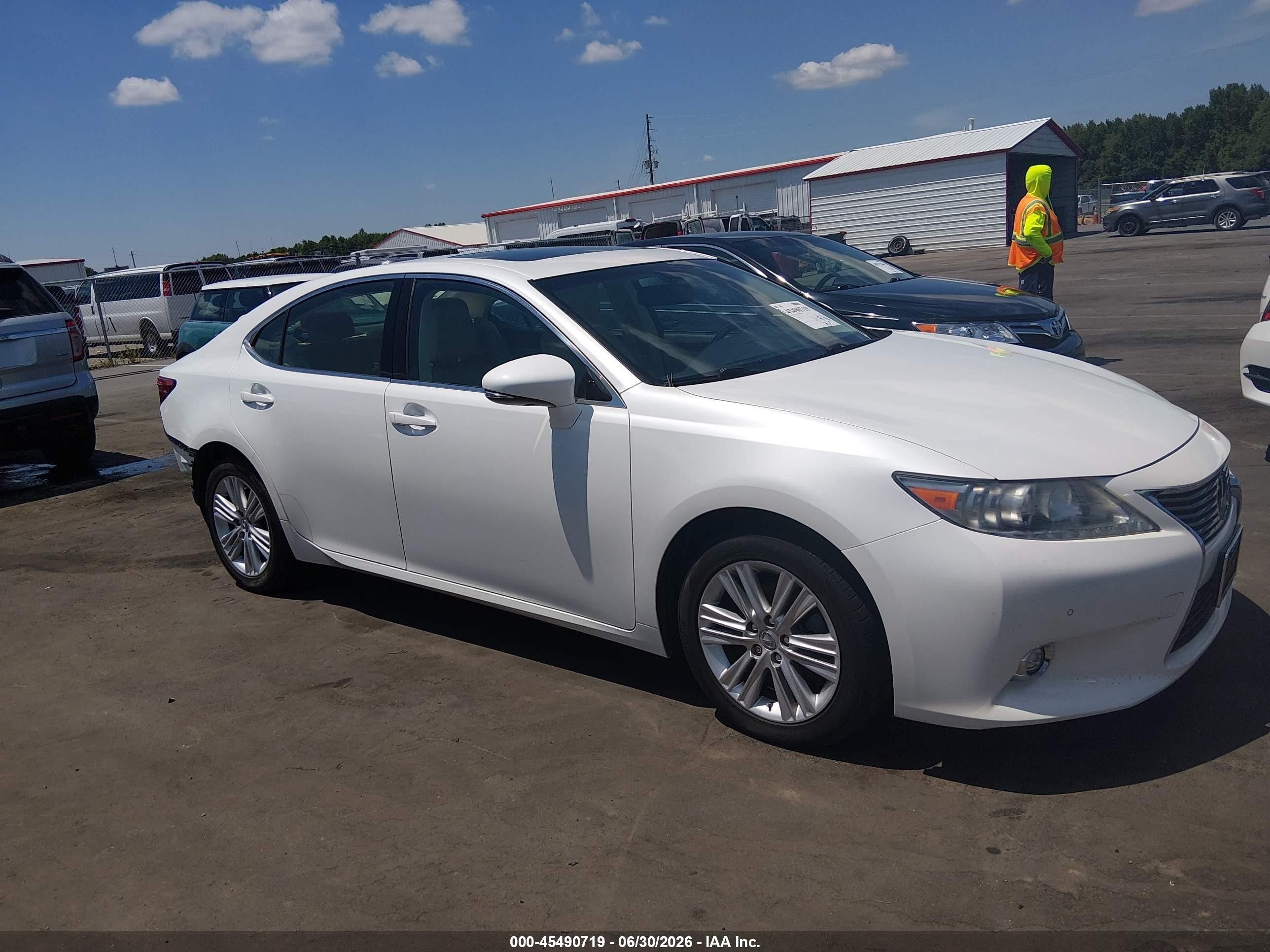2014 Lexus ES 330, VIN JTHBK1GG3E2085101 — Зад