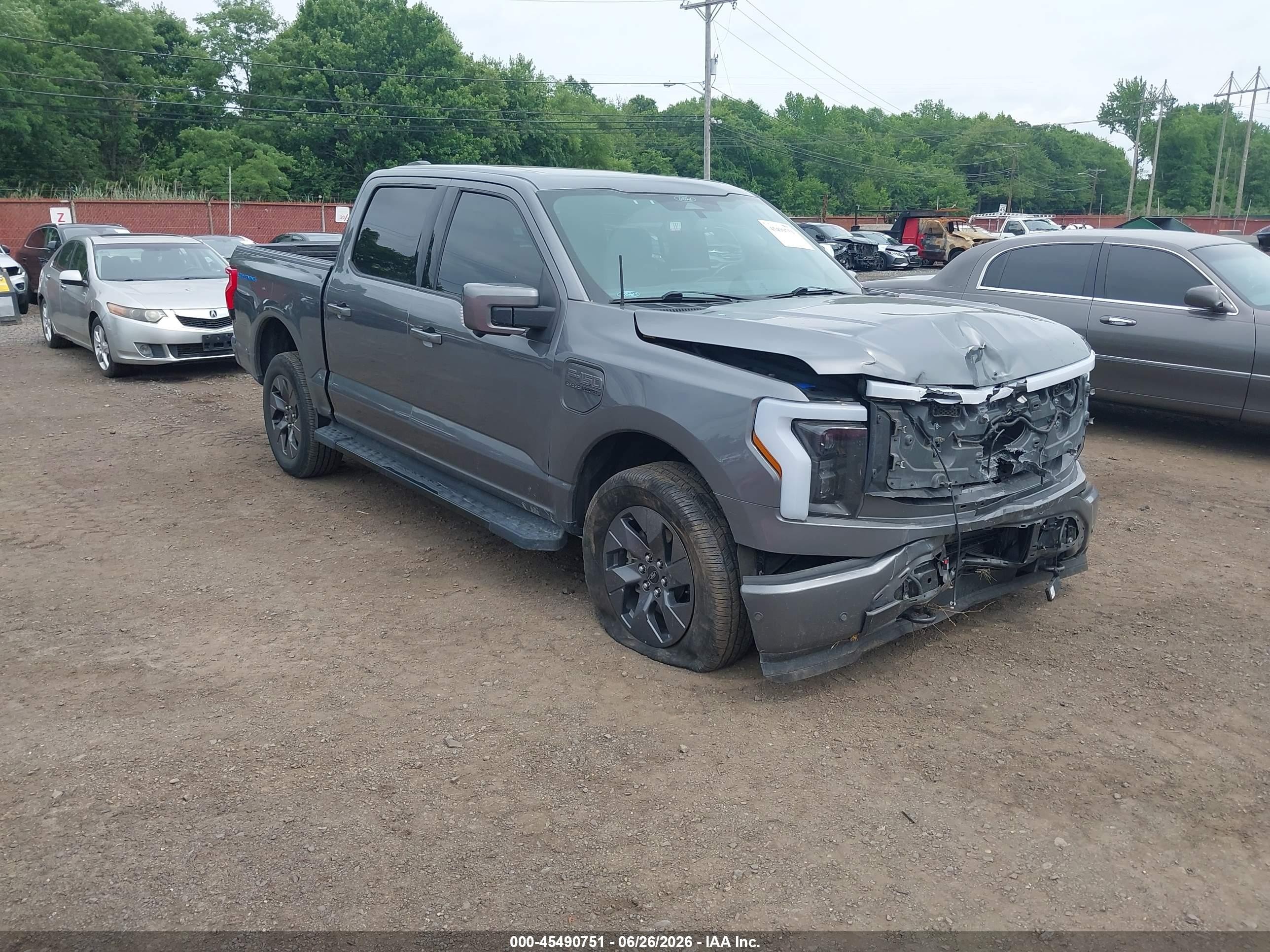 2022 Ford F-150 Lightning Lariat, VIN 1FT6W1EV6NWG10038 — Front end