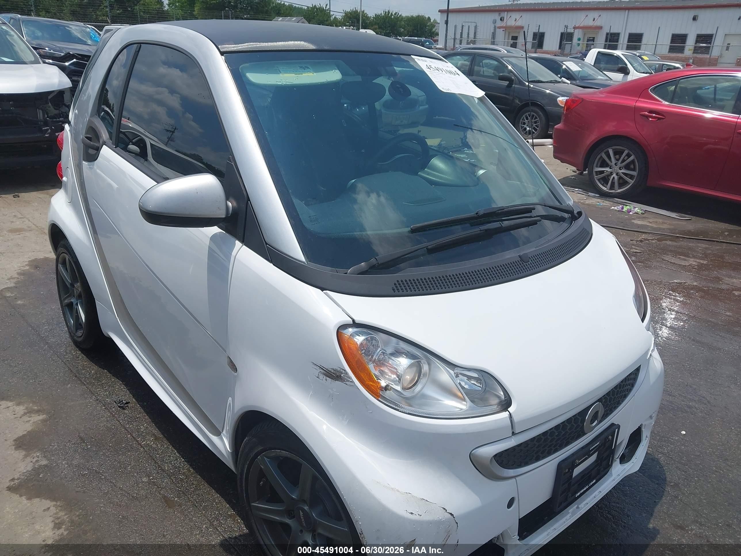 2015 Smart fortwo Pure, VIN WMEEJ3BA0FK813475 — Перед