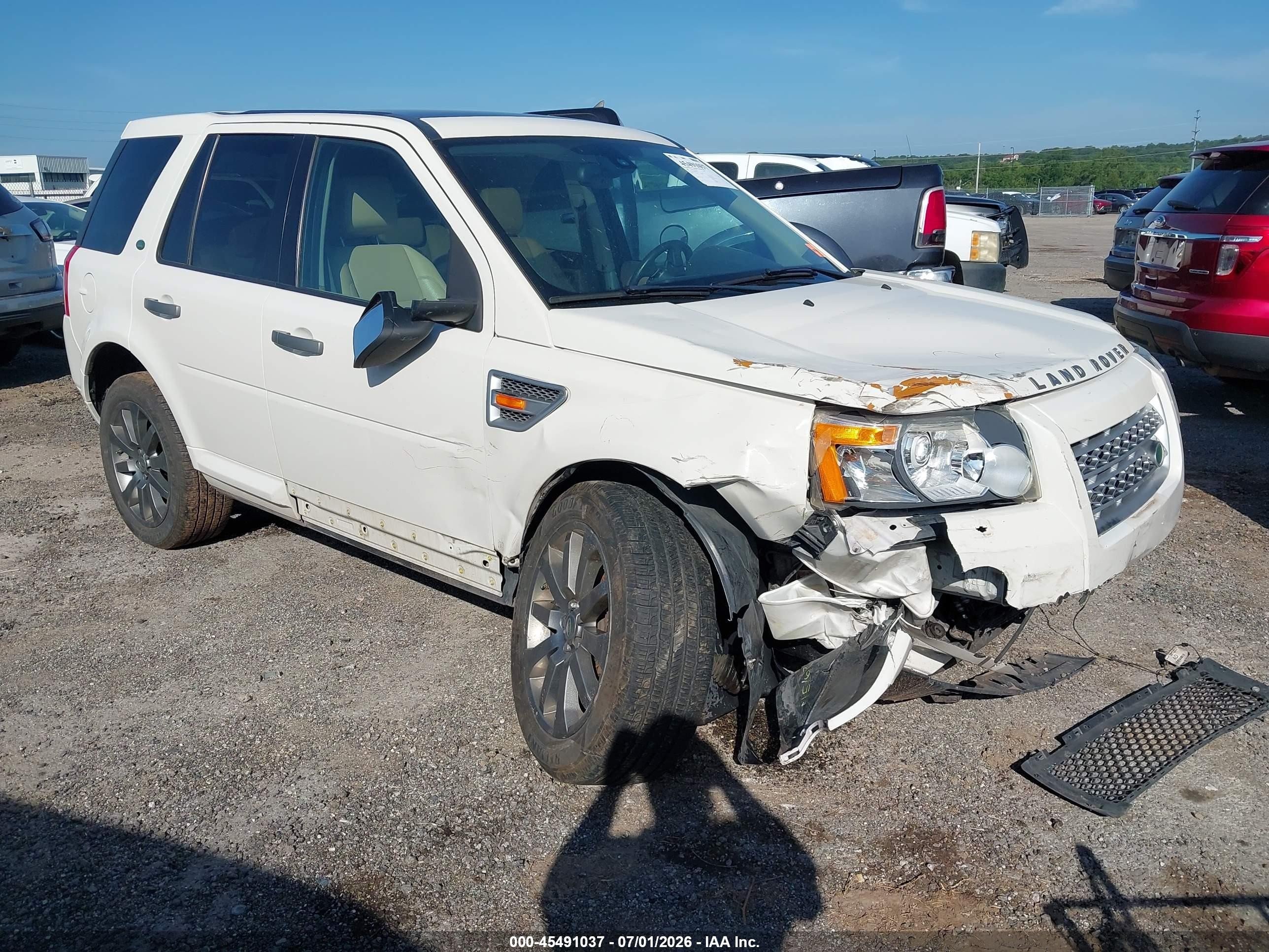 2008 Land Rover LR2 HSE, VIN SALFT24N48H067533 — Front end