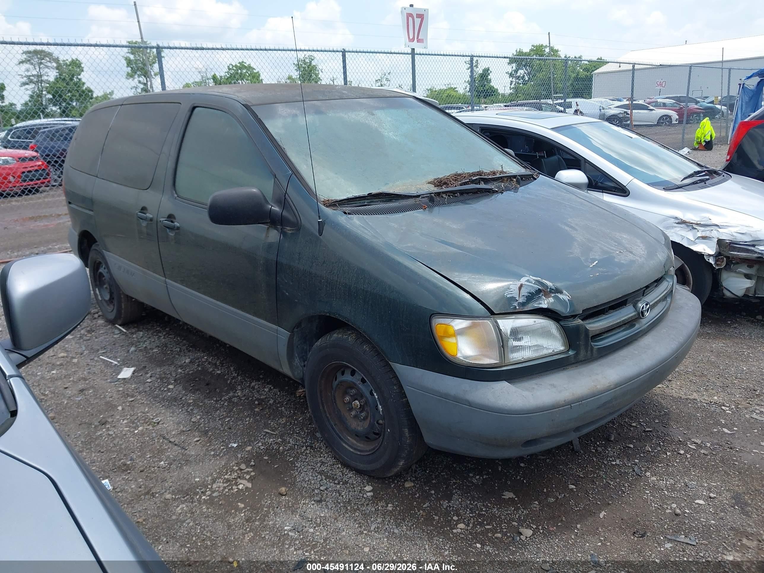 2000 Toyota Sienna CE, VIN 4T3ZF19C3YU186469 — Normal wear