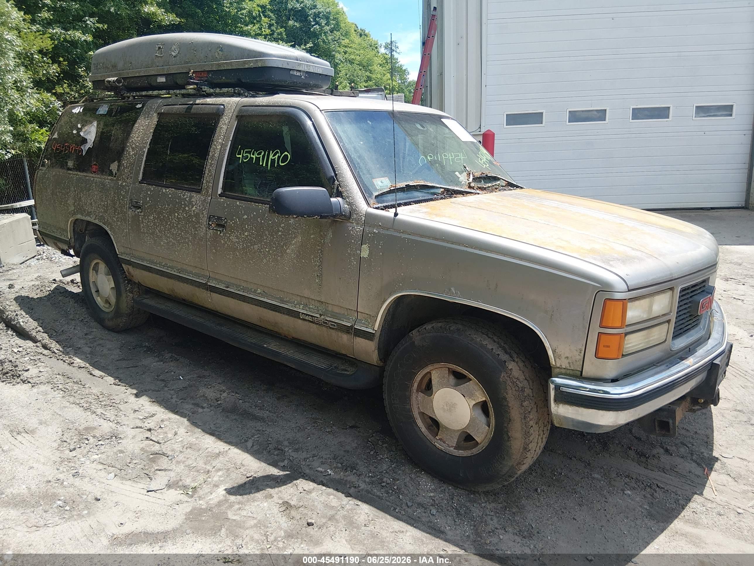 1998 GMC Suburban, VIN 1GKFK16R9WJ705452 — Normal wear