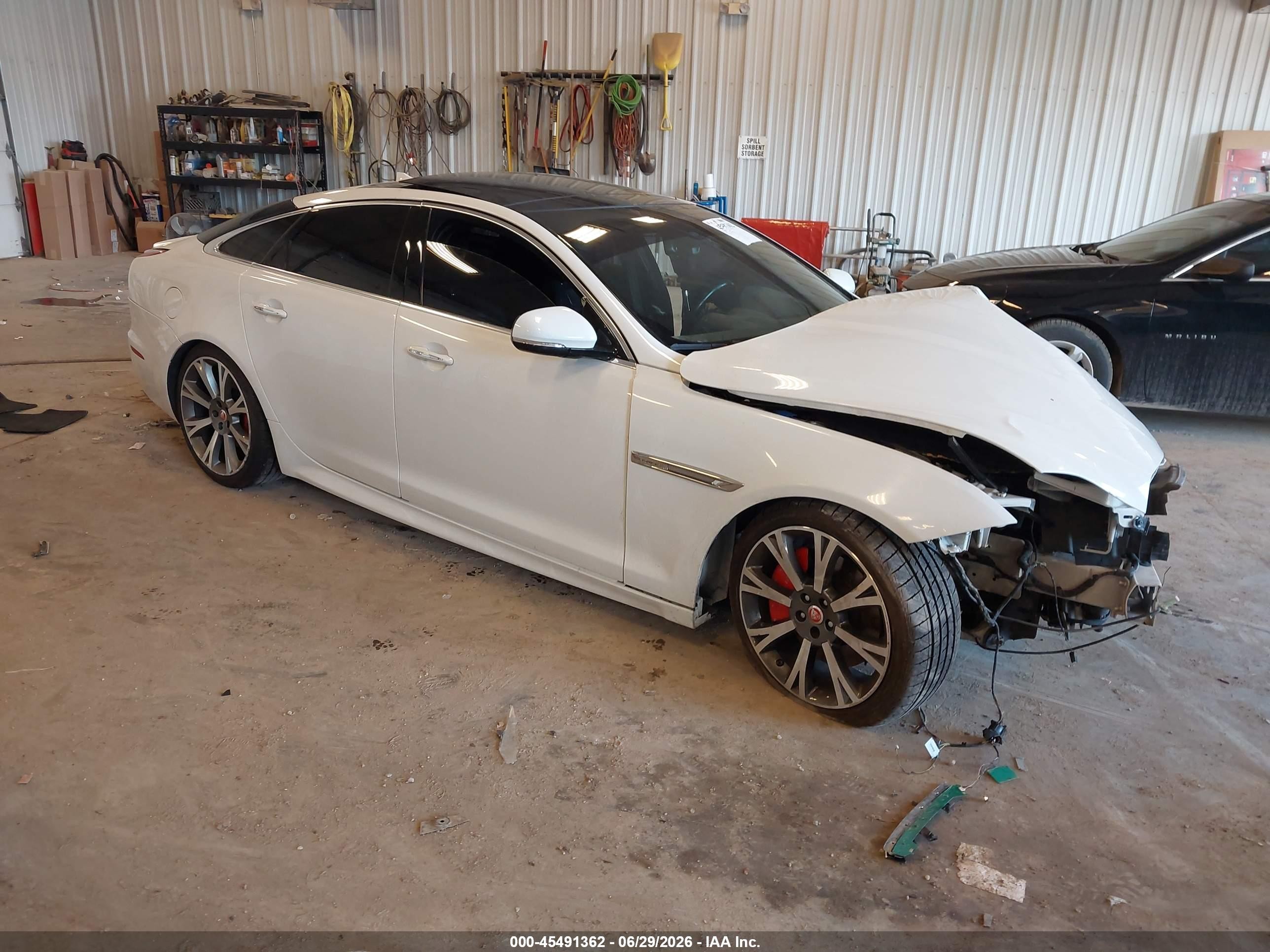 2015 Jaguar XJ, VIN SAJWJ1CD4F8V89917 — Front end