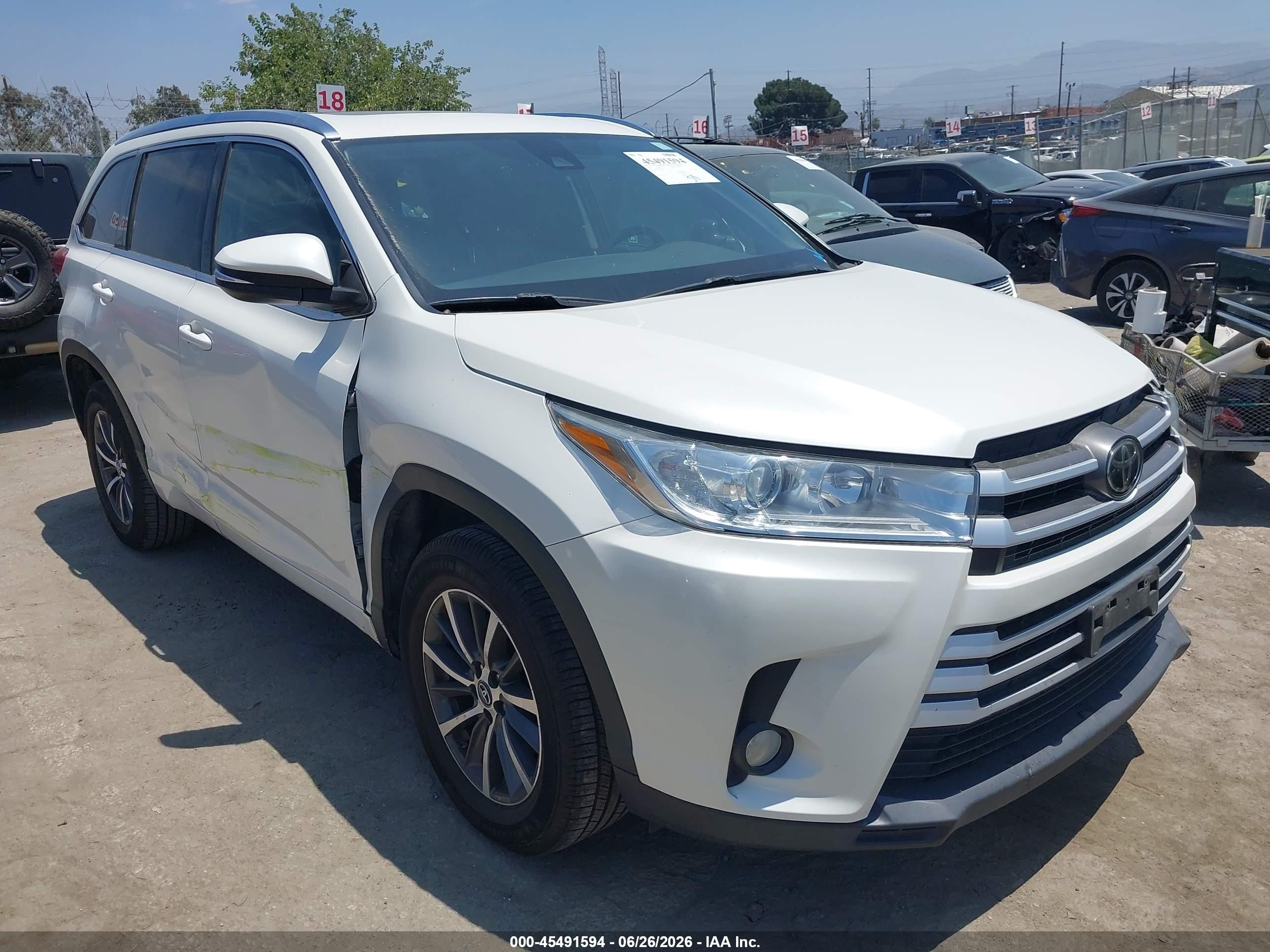 2018 Toyota Highlander XLE, VIN 5TDKZRFH5JS538742 — Front end