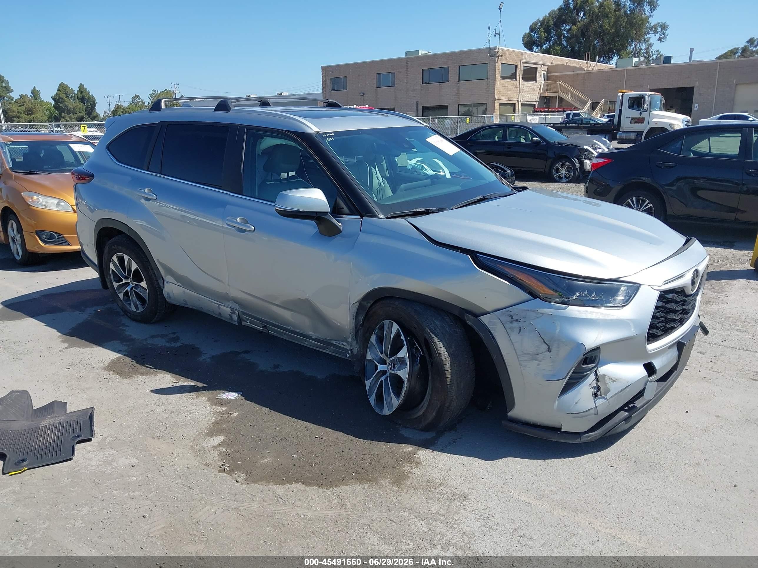 2025 Toyota Highlander Hybrid XLE, VIN 5TDKBRCH7SS661839 — Бок
