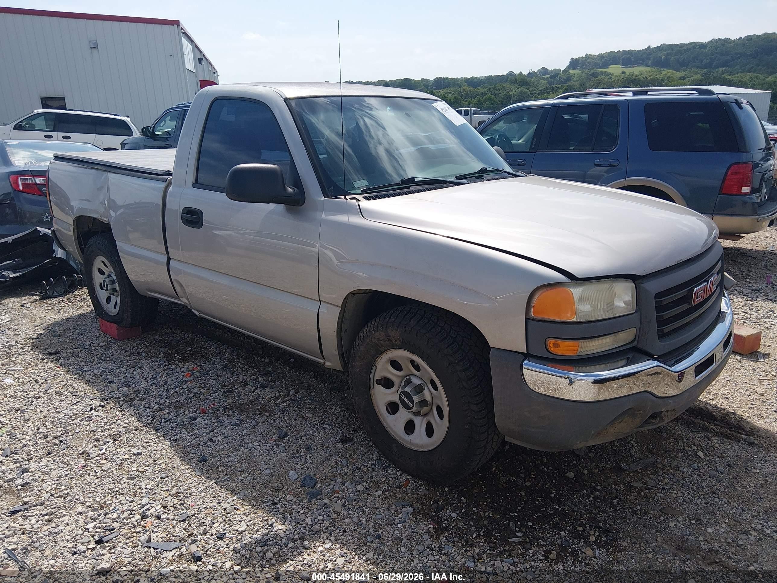 2006 GMC Sierra 1500 Work Truck, VIN 3GTEC14X16G161259 — Front end