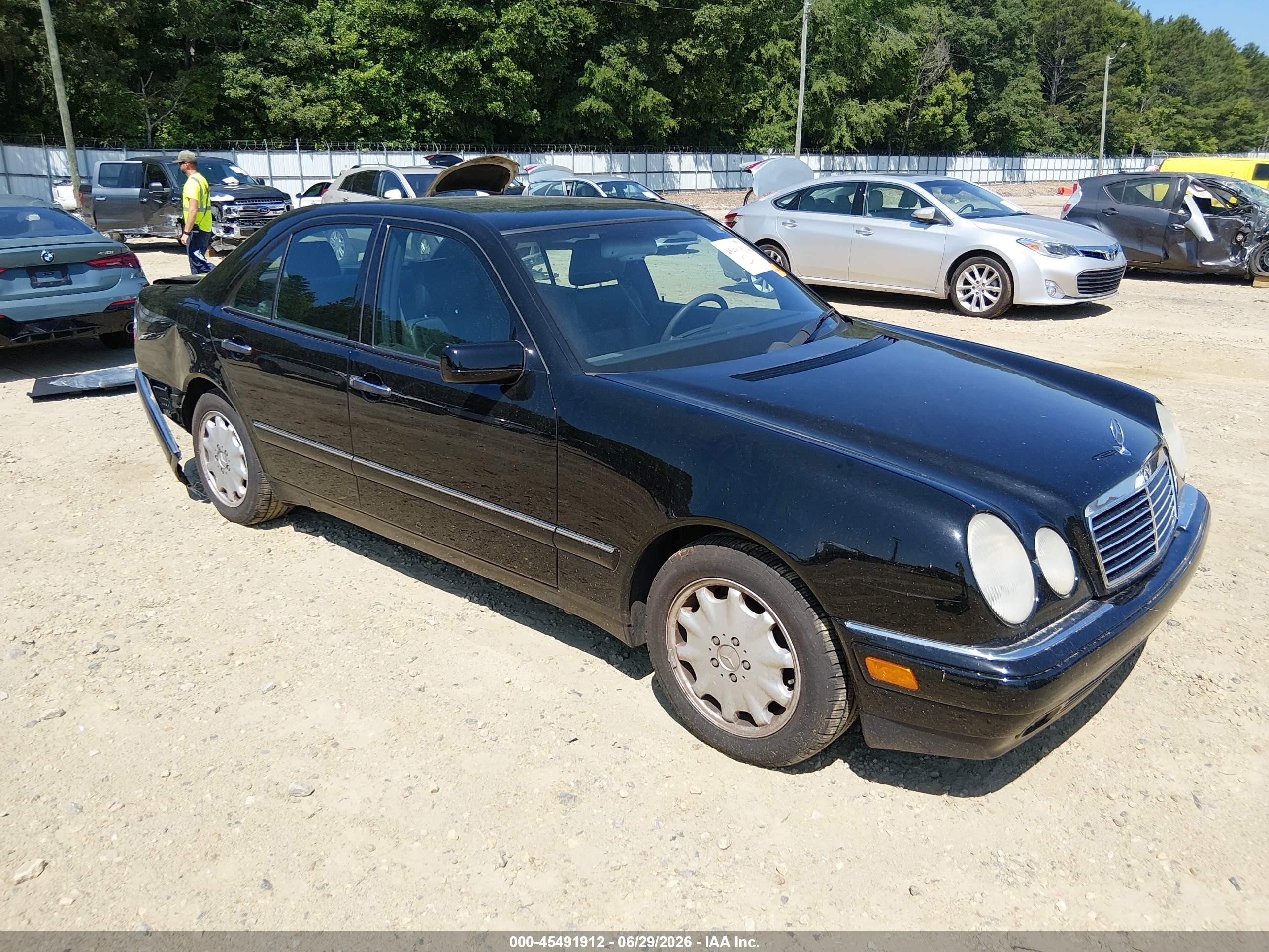 1997 Mercedes-Benz E 320, VIN WDBJF55F2VA333331 — Зад