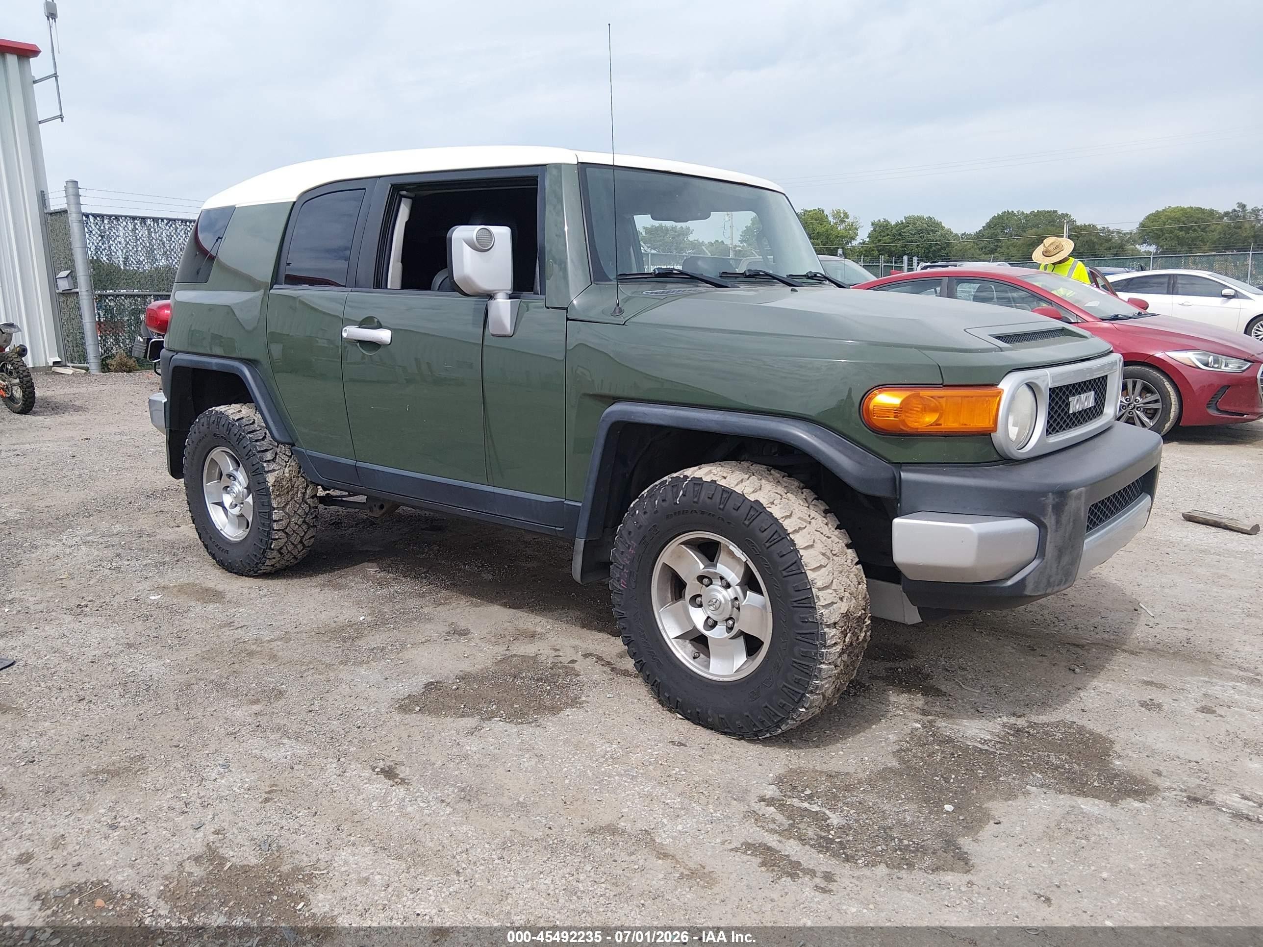 2010 Toyota FJ Cruiser, VIN JTEBU4BF5AK074201 — Front end