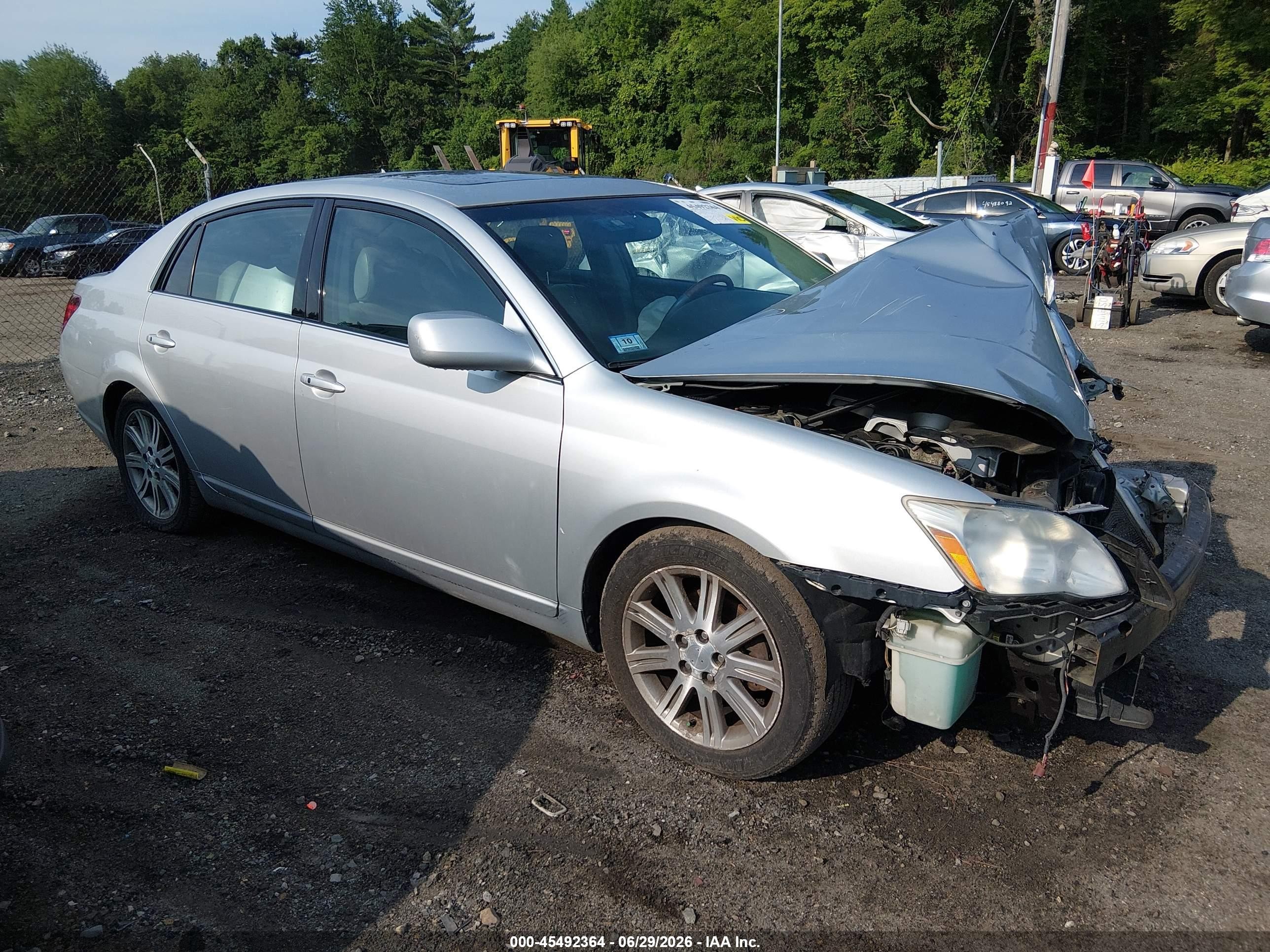 2005 Toyota Avalon XLS, VIN 4T1BK36B95U046550 — Front end