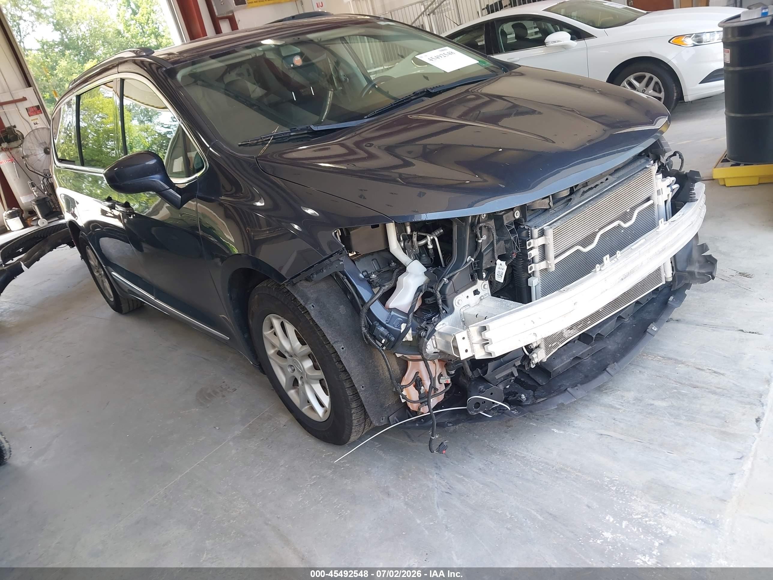 2020 Chrysler Pacifica Touring L, VIN 2C4RC1BG4LR192340 — Front end