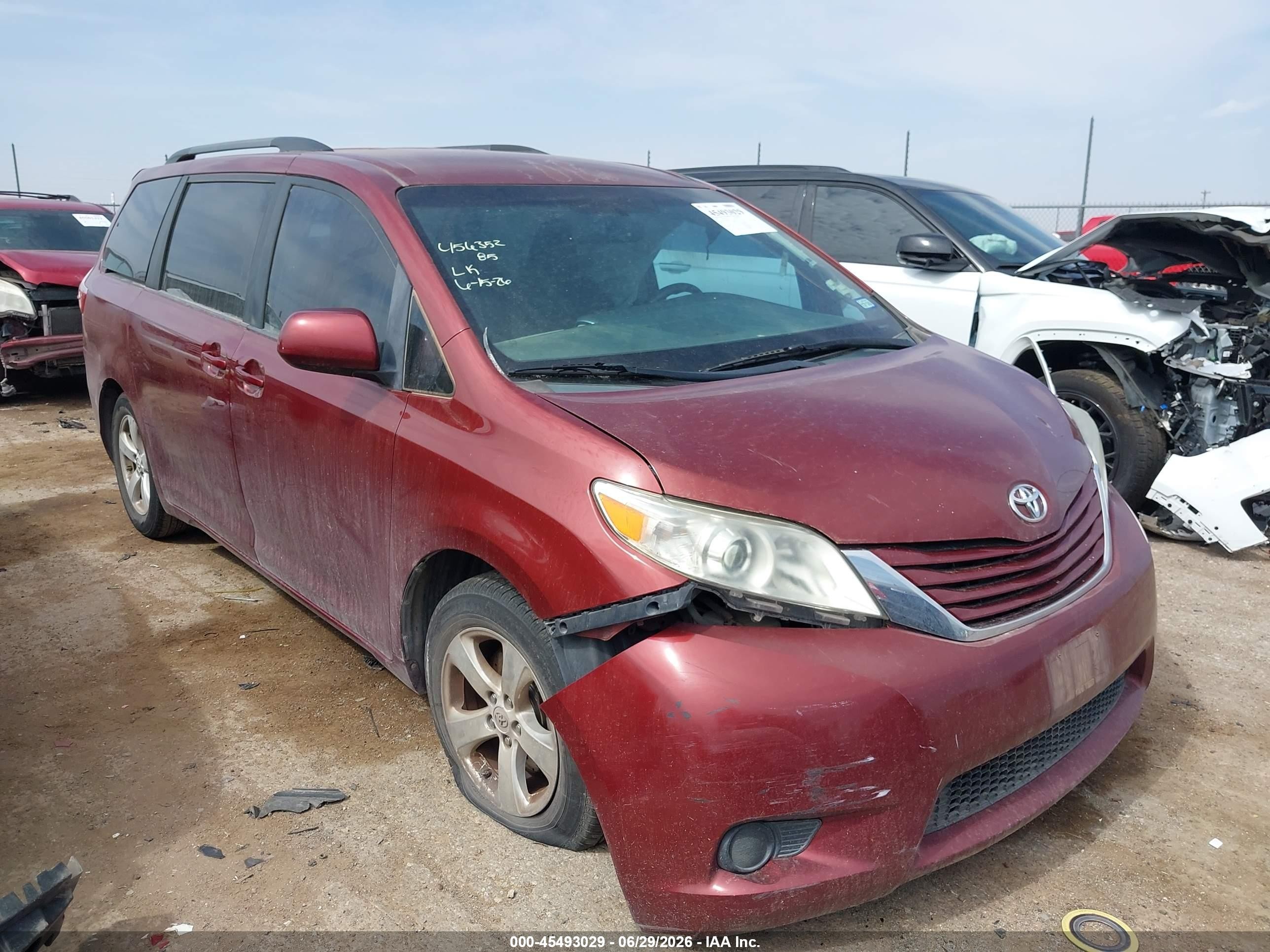 2015 Toyota Sienna LE, VIN 5TDKK3DC8FS592777 — Side