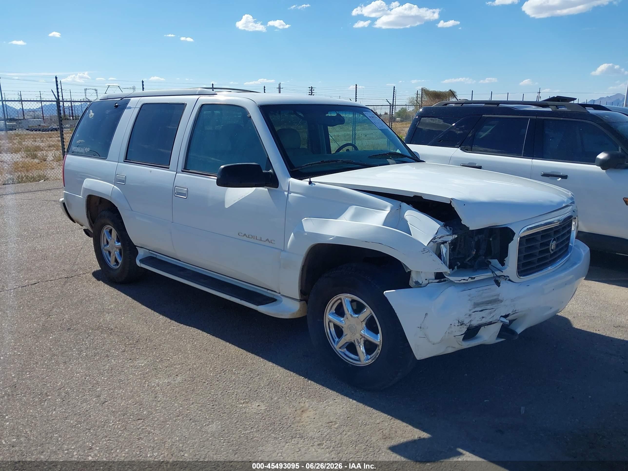 2000 Cadillac Escalade, VIN 1GYEK63R8YR221599 — Front end