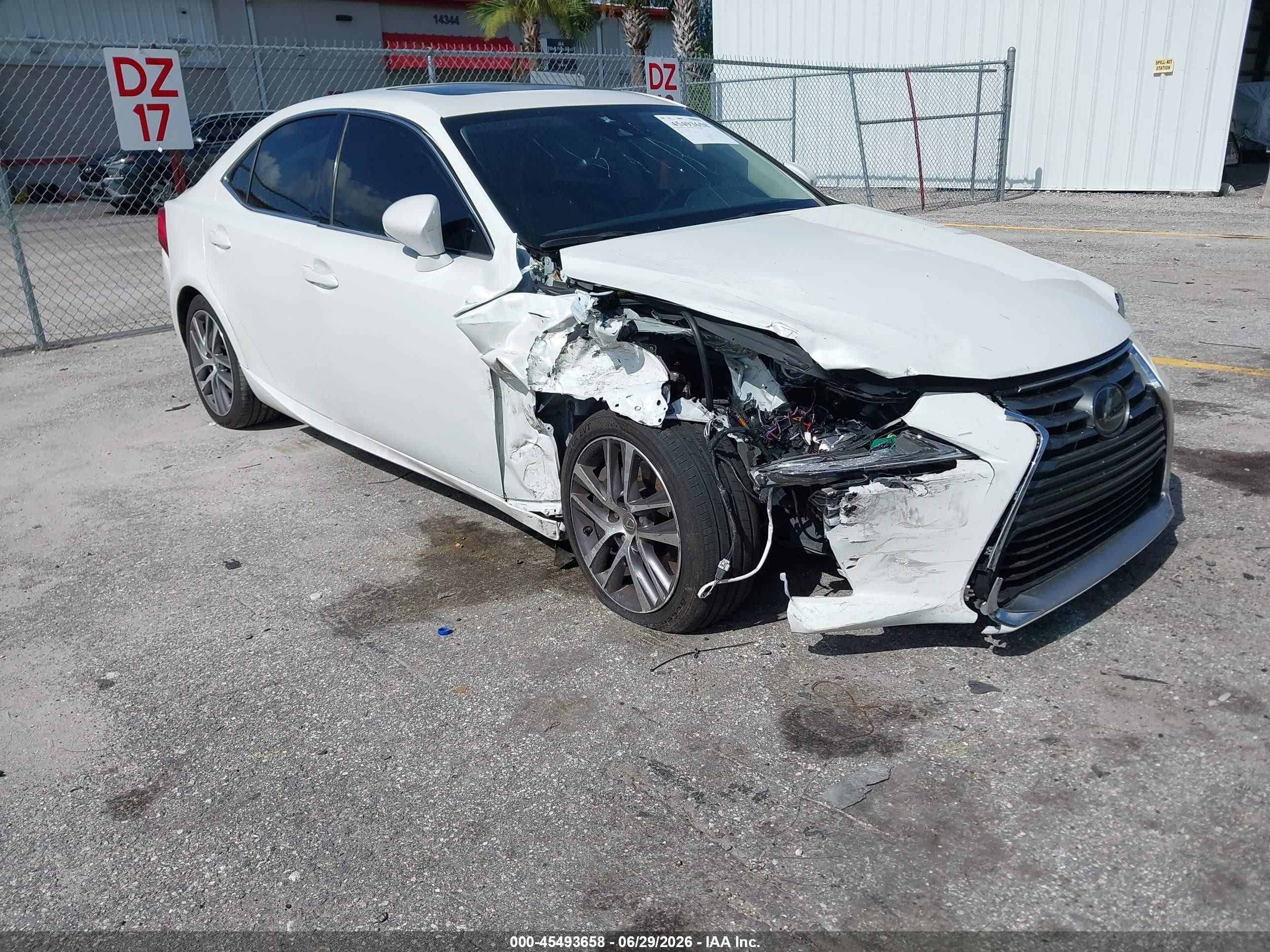 2018 Lexus IS 300 F Sport, VIN JTHBA1D20J5075114 — Перед