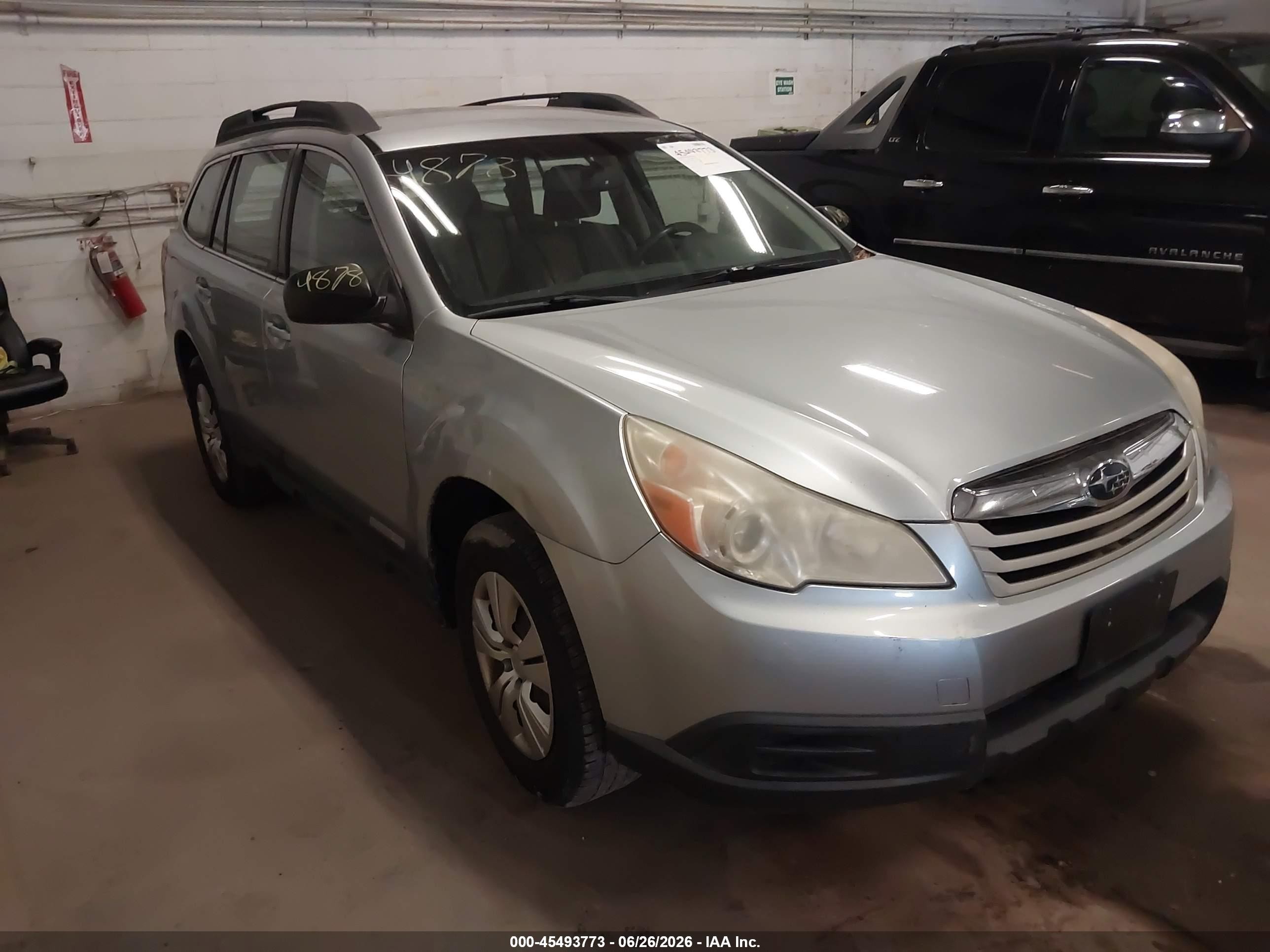 2012 Subaru Outback 2.5i, VIN 4S4BRCAC7C1255862 — Бок