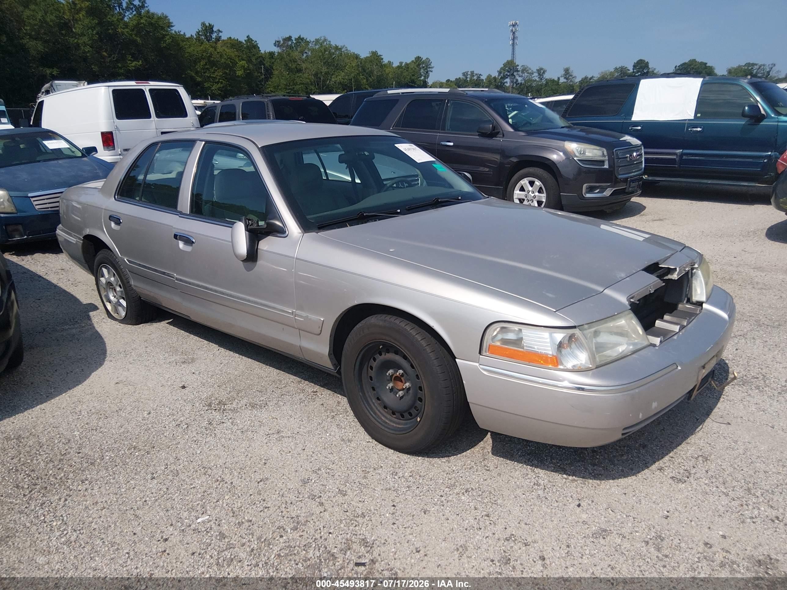 2004 Mercury Grand Marquis GS, VIN 2MEFM74W84X680712 — Normal wear