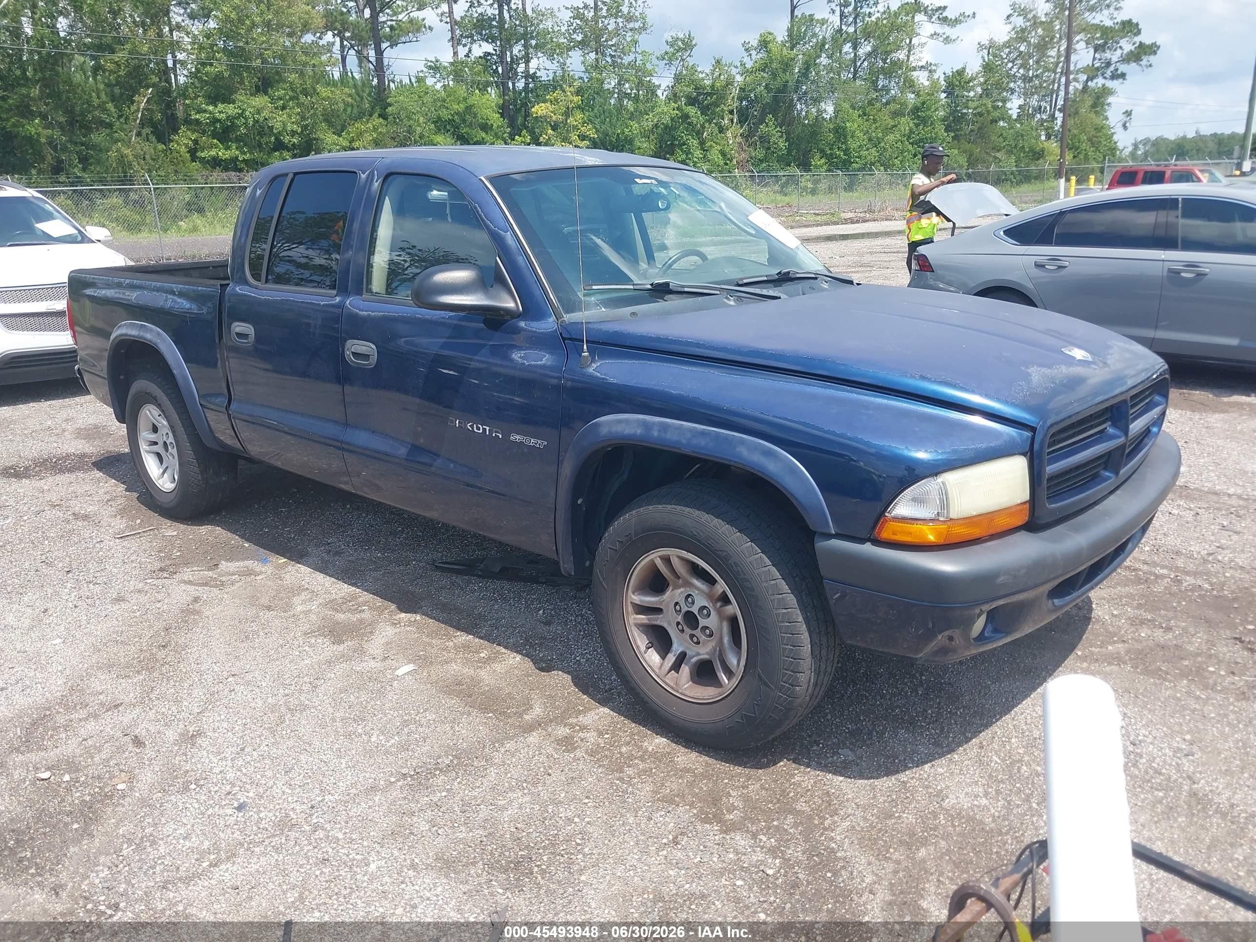 2002 Dodge Dakota Sport, VIN 1B7HL38XX2S660695 — Front end