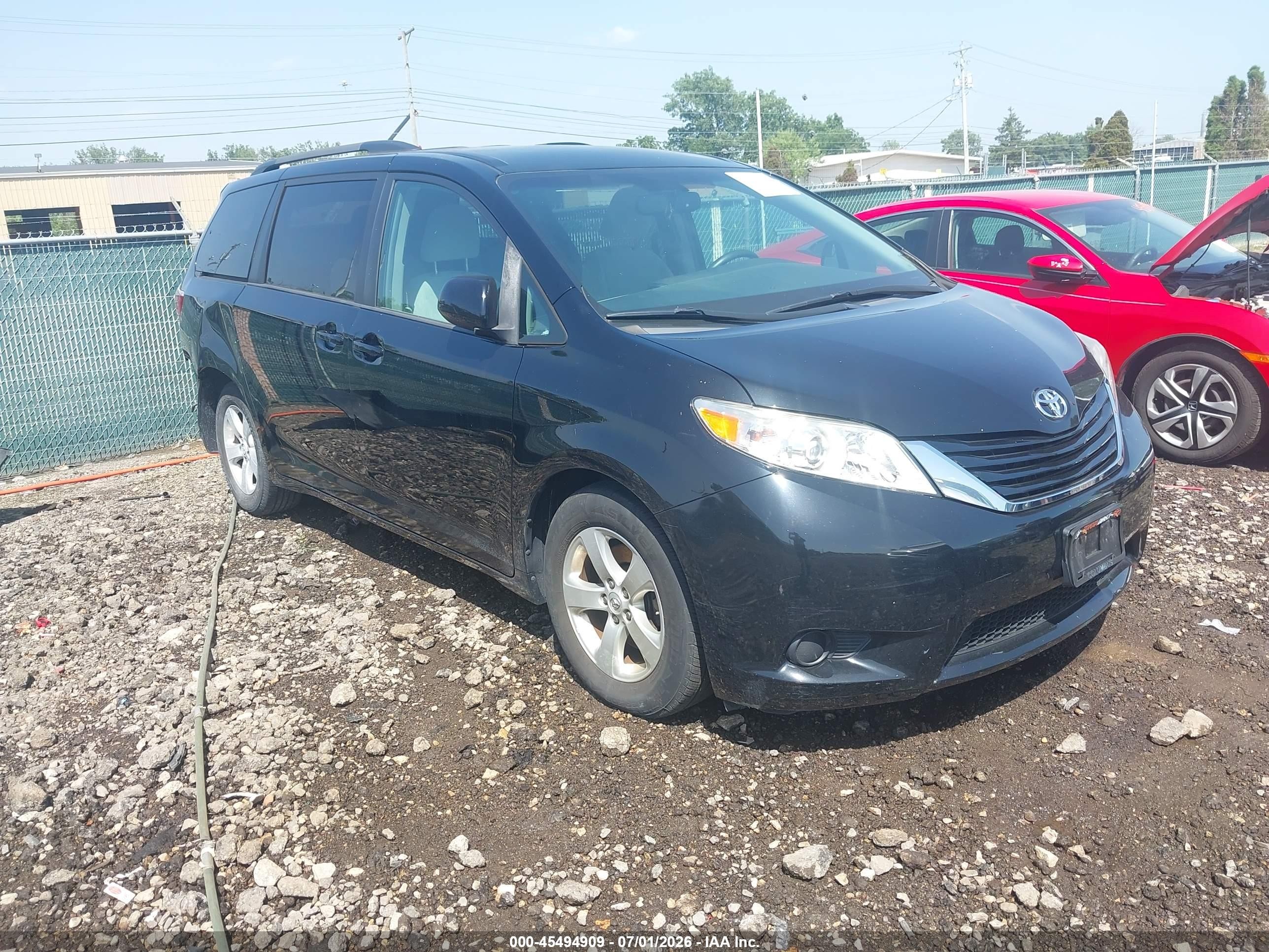 2017 Toyota Sienna LE, VIN 5TDKZ3DC1HS898699 — Rear end