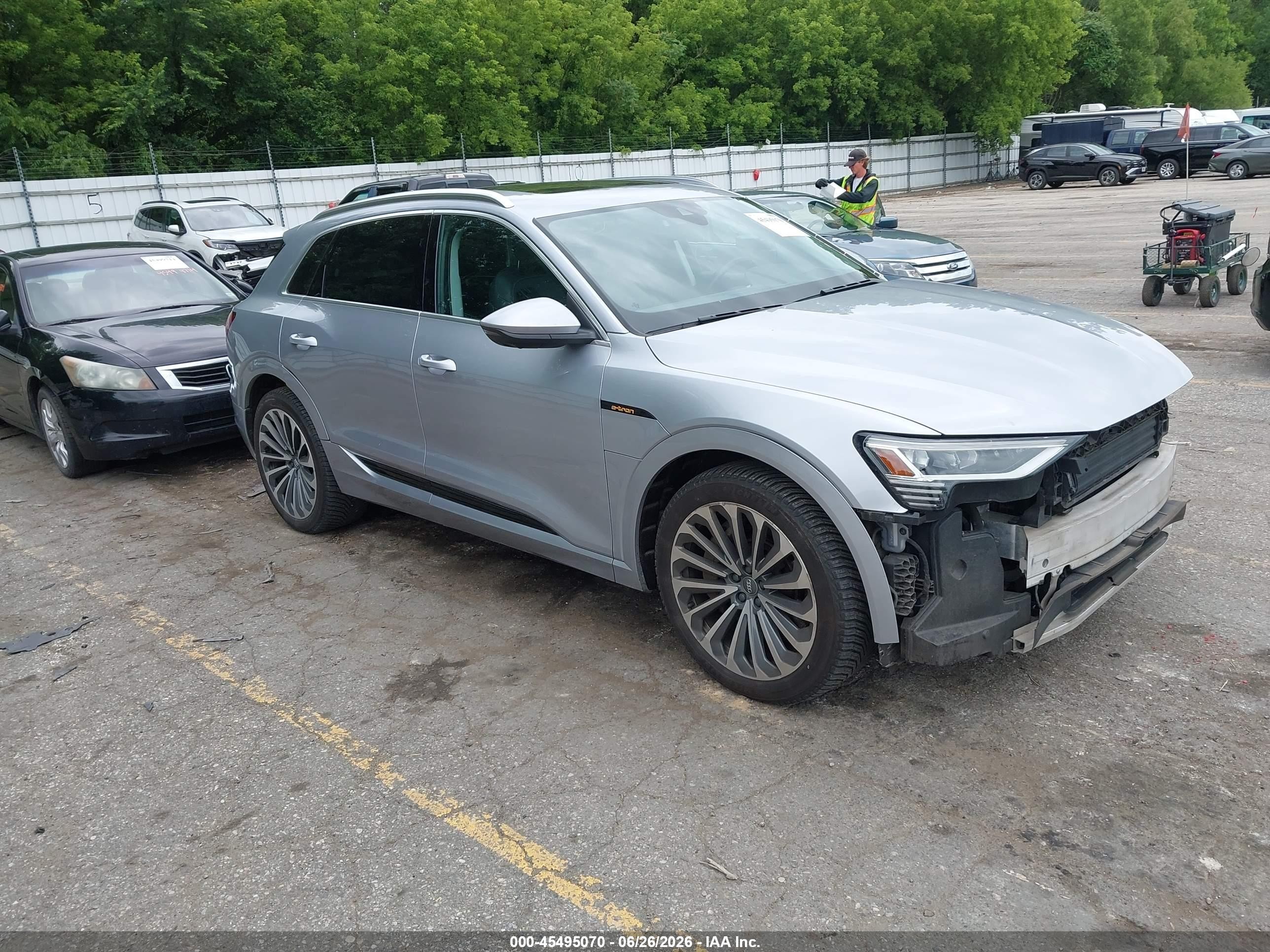 2019 Audi e-tron Prestige, VIN WA1VAAGE6KB024895 — Перед