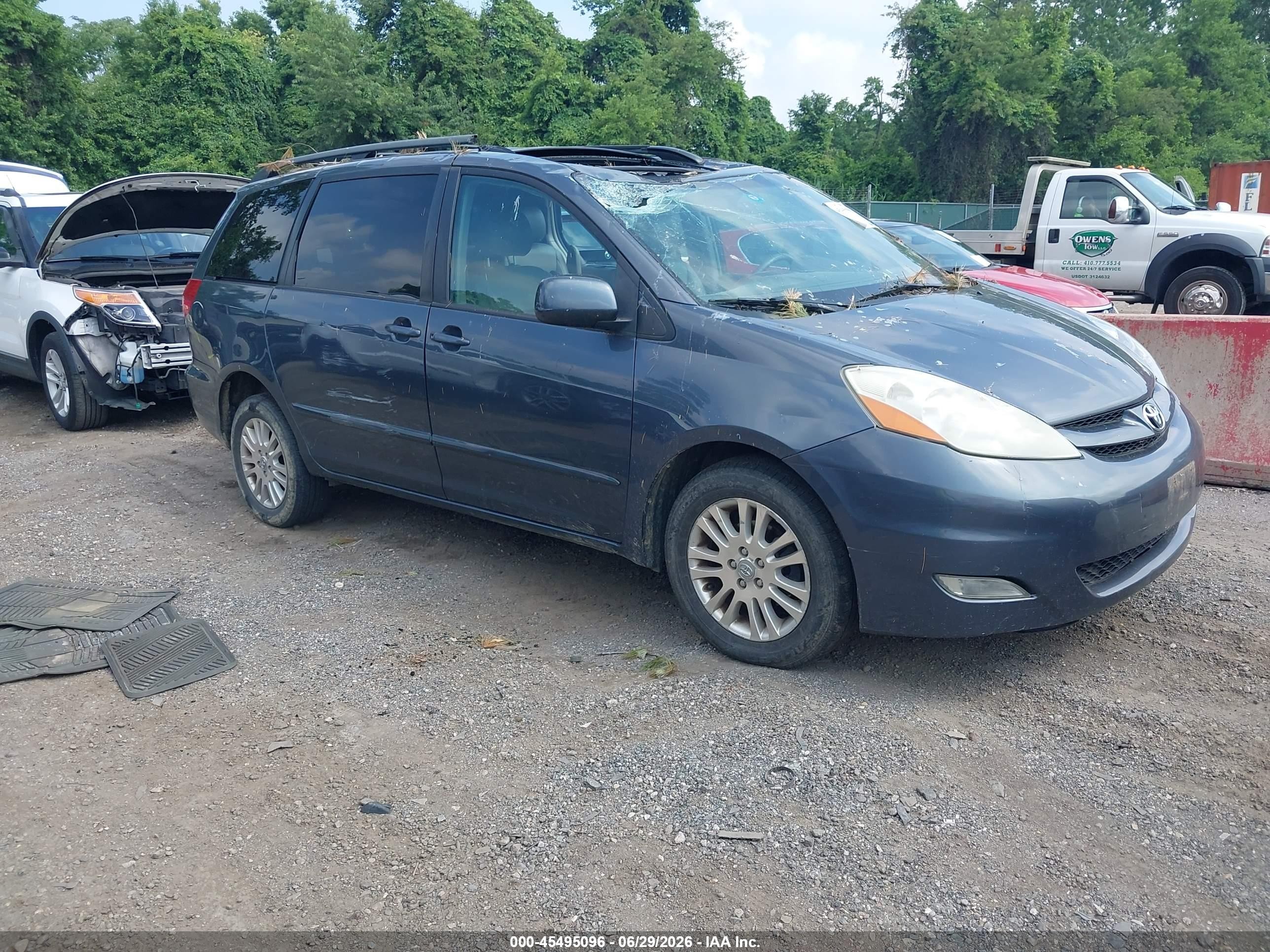 2007 Toyota Sienna XLE Limited, VIN 5TDBK22C77S002499 — Front end