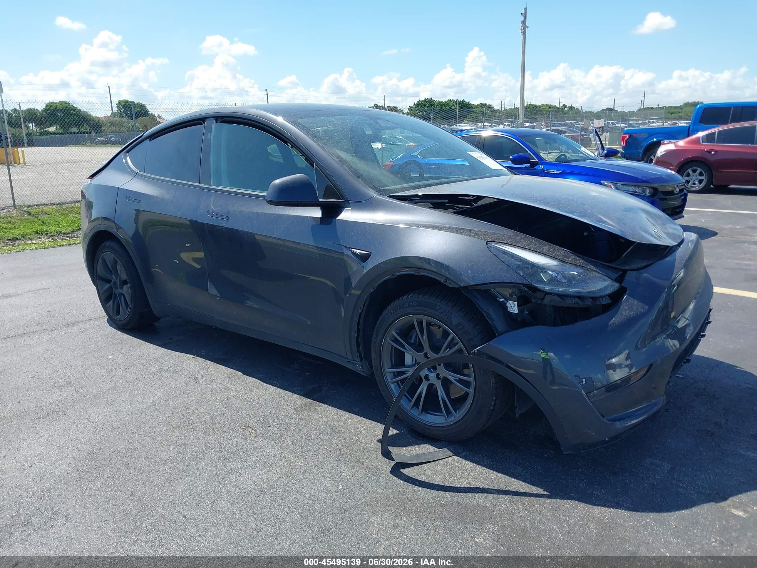 2025 Tesla Model Y Long Range, VIN 7SAYGDEDXSA377358 — Front end