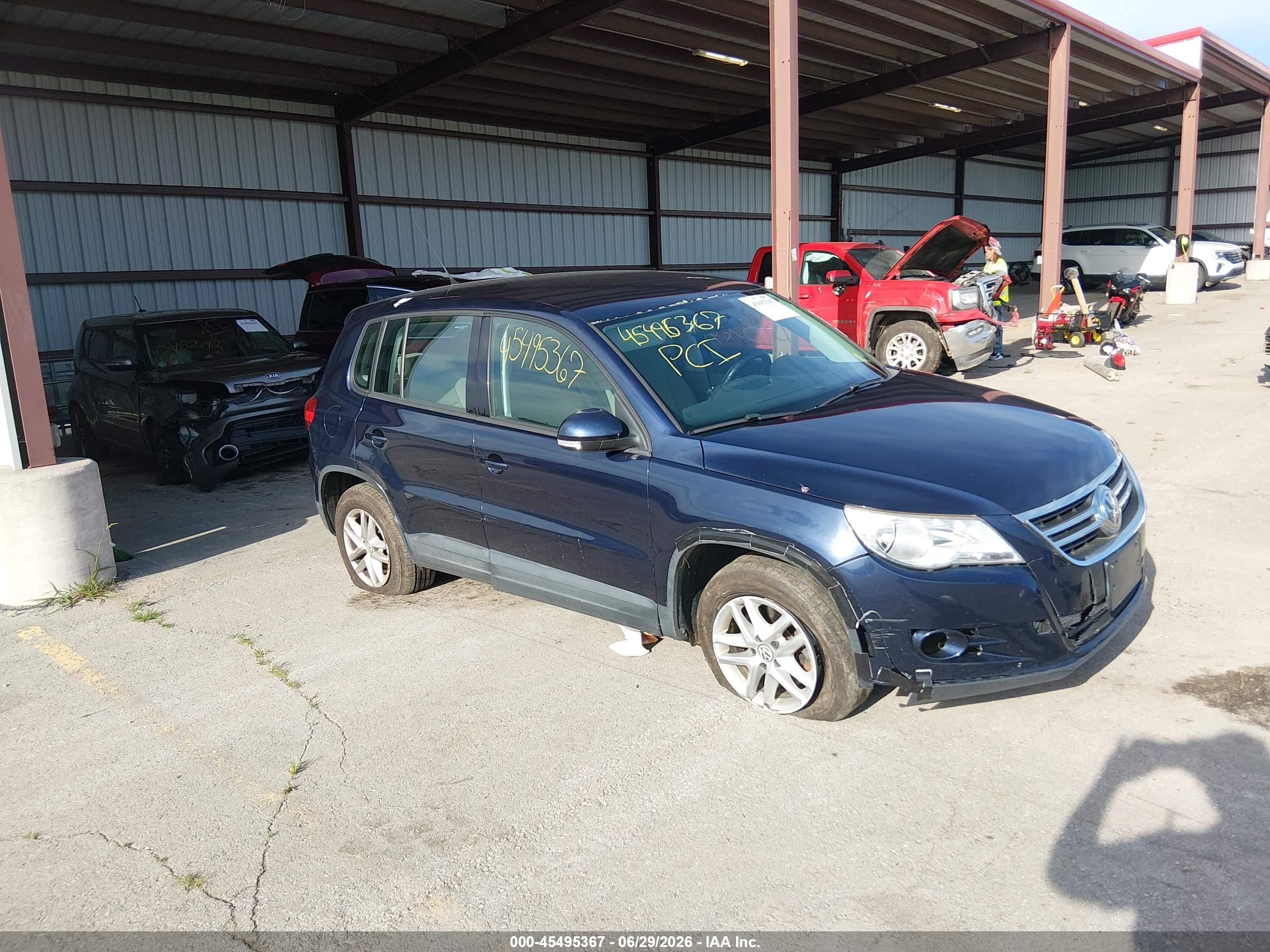 2011 Volkswagen Tiguan S, VIN WVGBV7AXXBW536125 — Перед