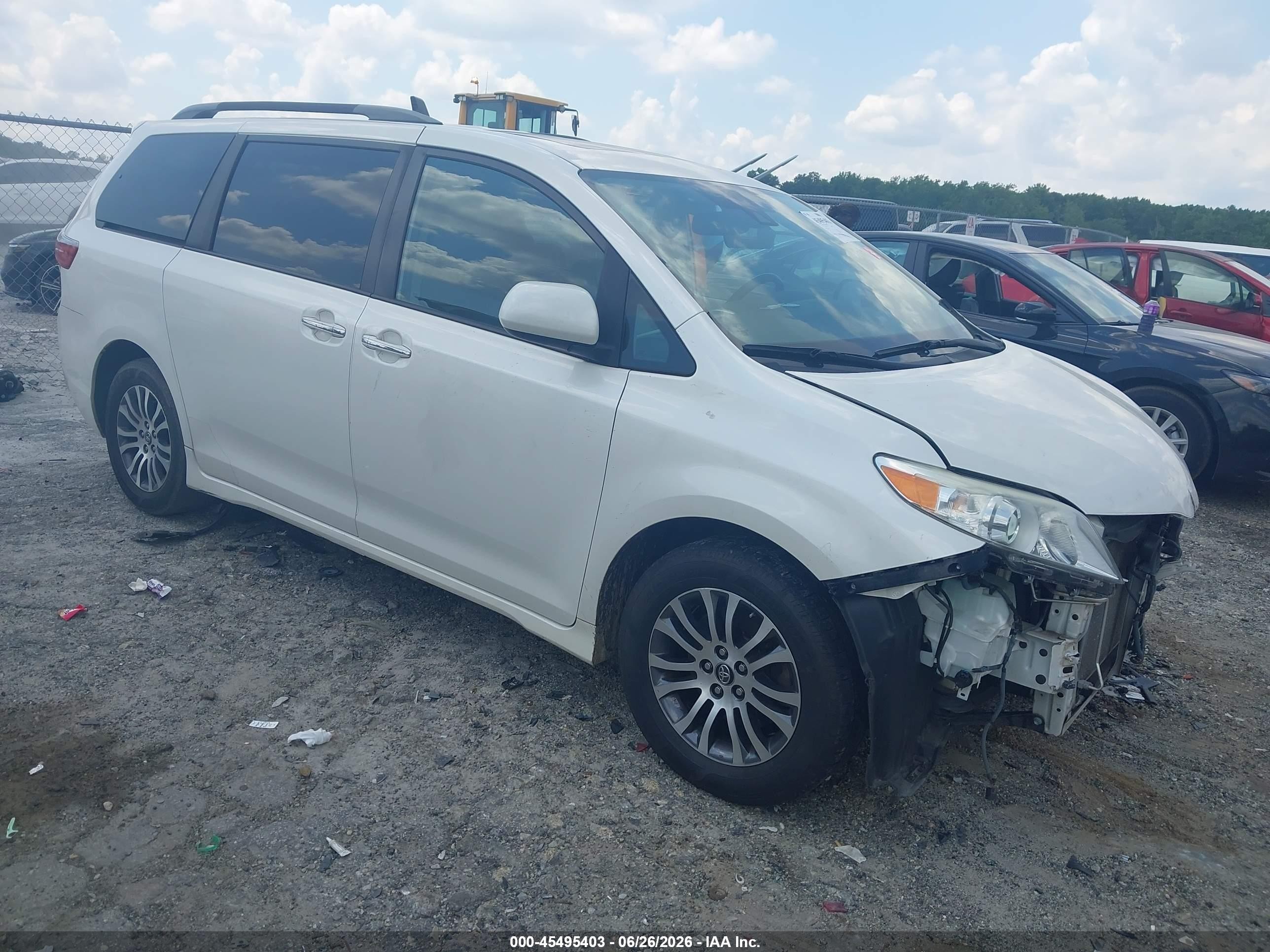 2020 Toyota Sienna XLE, VIN 5TDYZ3DC0LS027313 — Перед