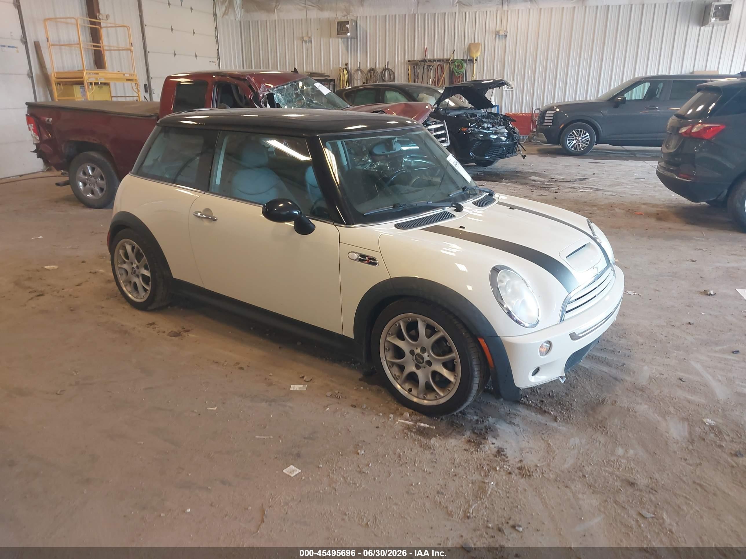 2005 MINI Hardtop S, VIN WMWRE33585TG98235 — Днище