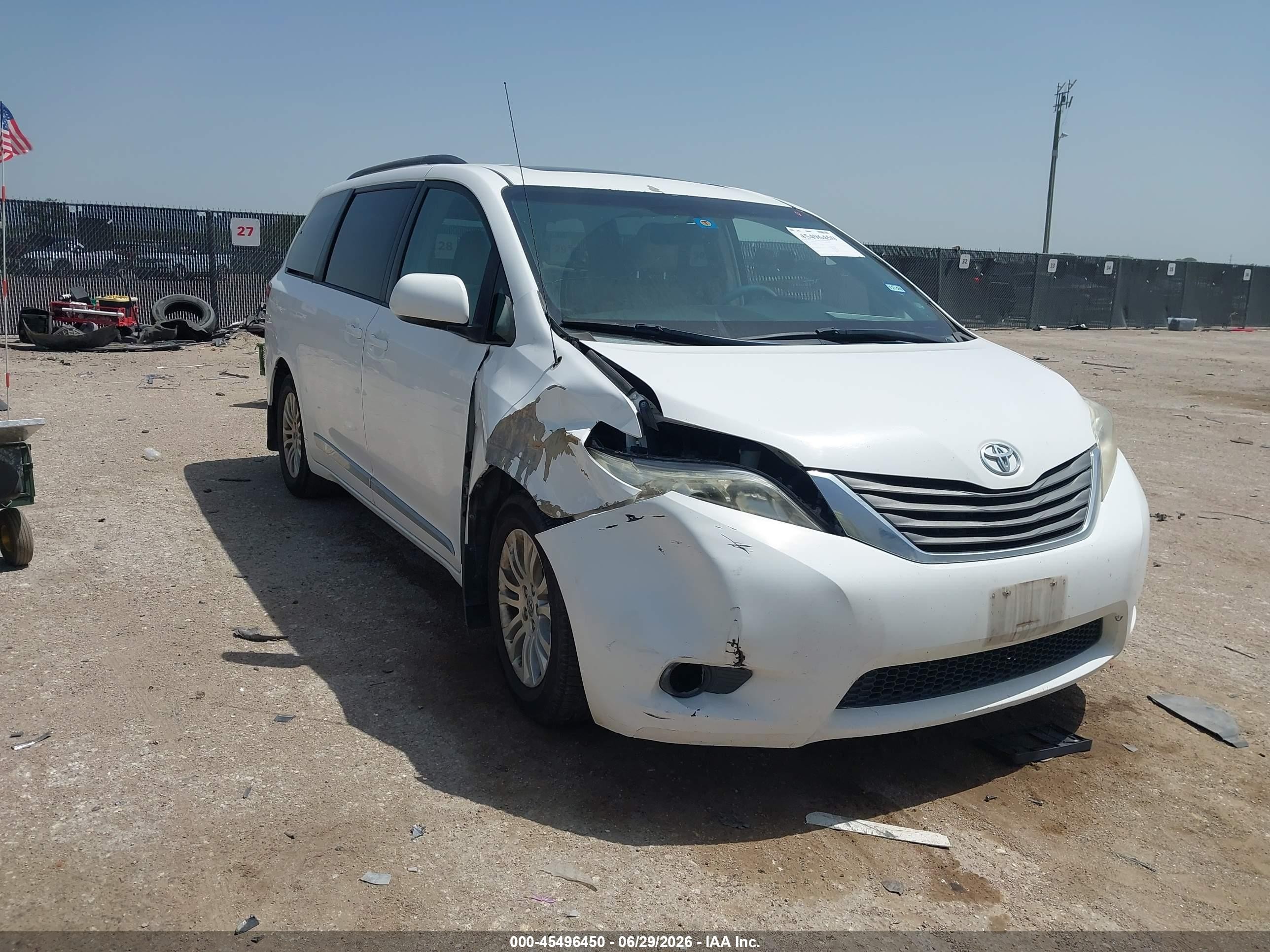 2014 Toyota Sienna XLE, VIN 5TDYK3DC1ES524586 — Front end
