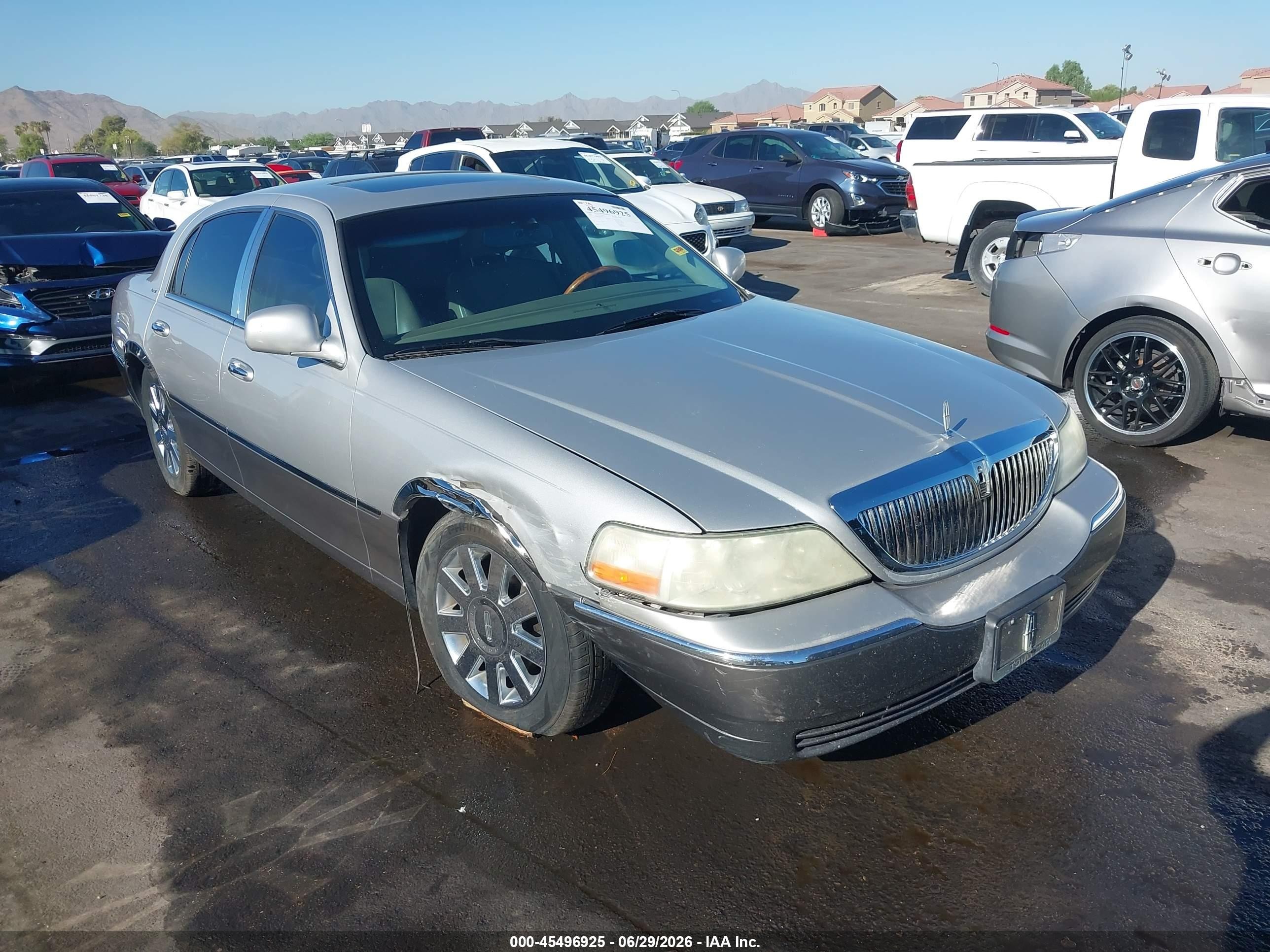 2004 Lincoln Town Car Ultimate, VIN 1LNHM83W34Y649929 — Side