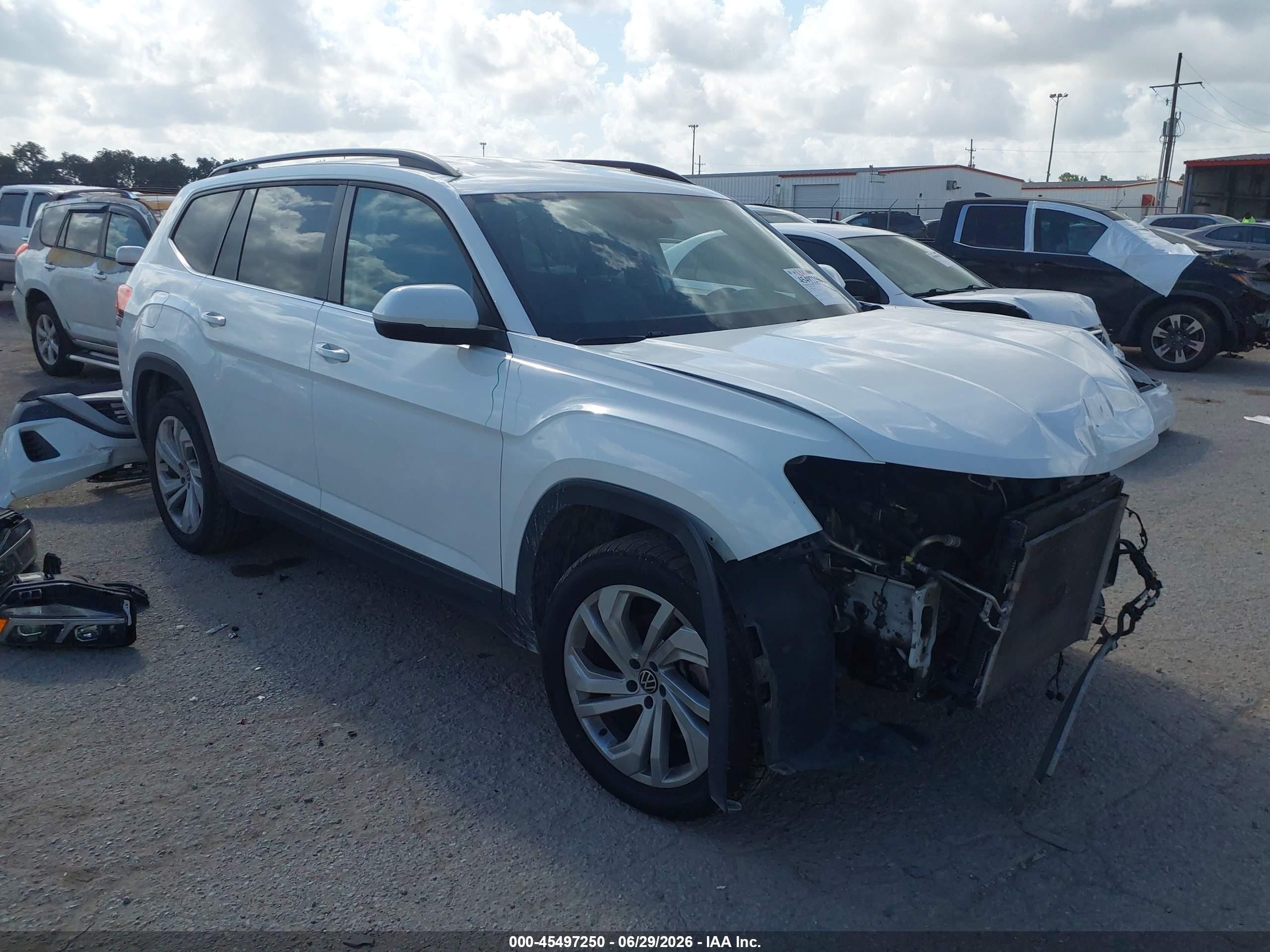 2022 Volkswagen Atlas SE, VIN 1V2WR2CA6NC527156 — Front end