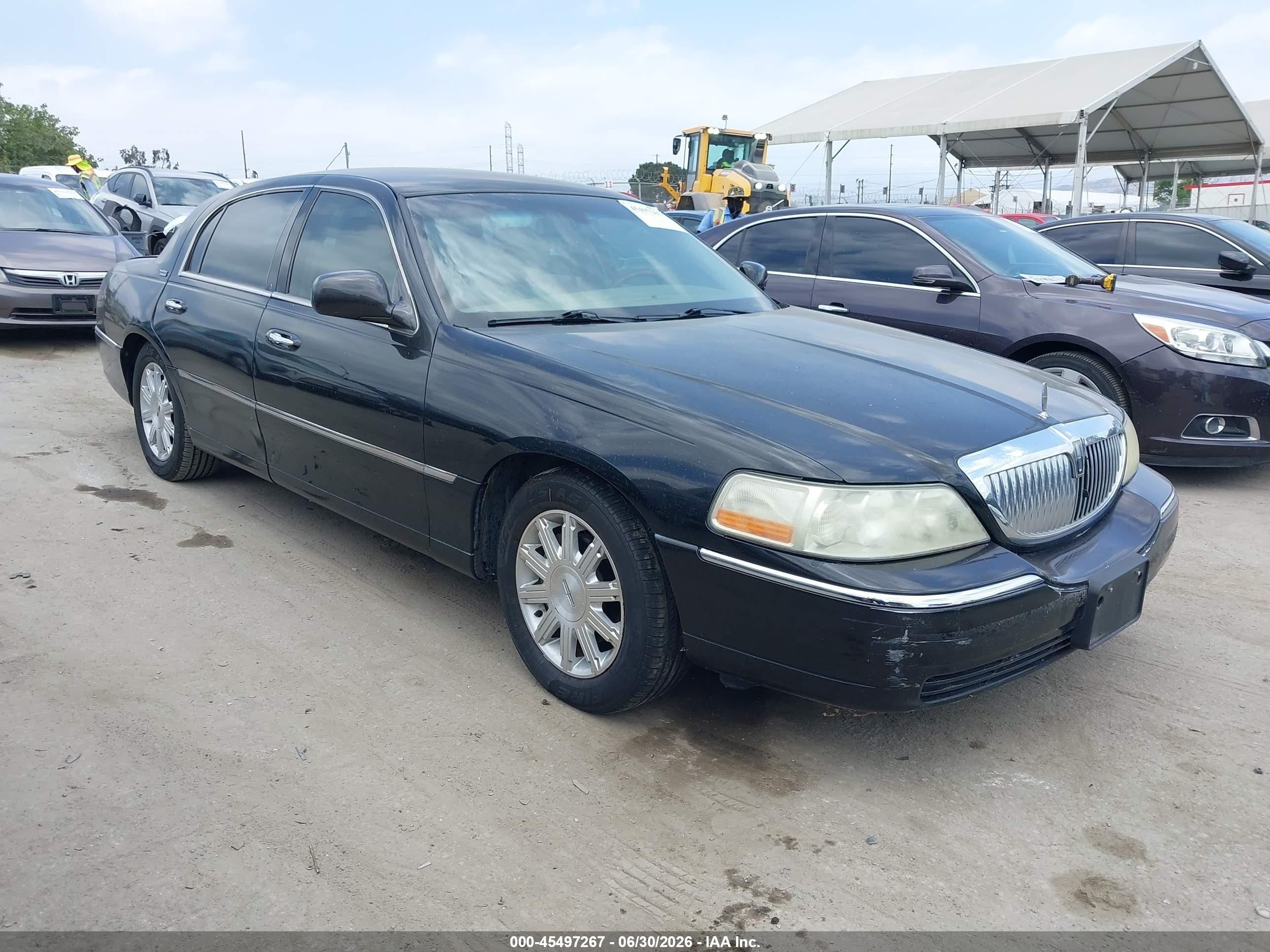 2011 Lincoln Town Car Signature Limited, VIN 2LNBL8CV9BX751717 — Front end