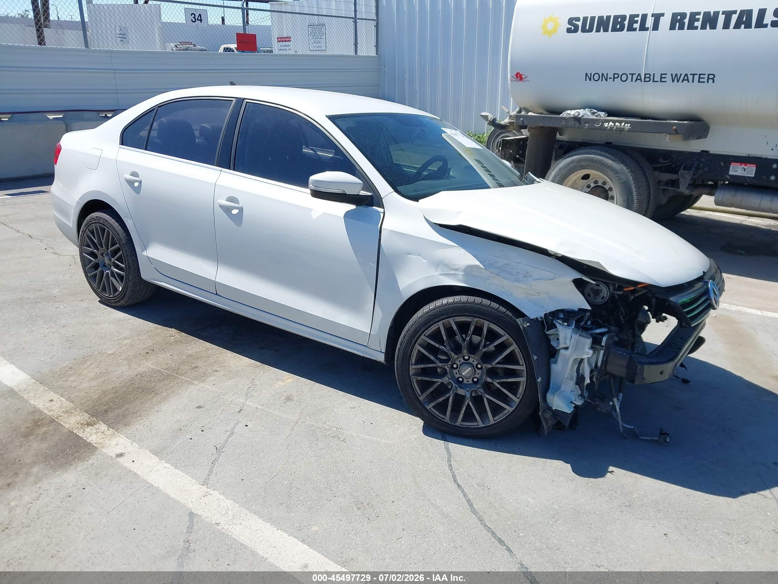 2013 Volkswagen Jetta SE, VIN 3VWDP7AJ8DM422546 — Front end