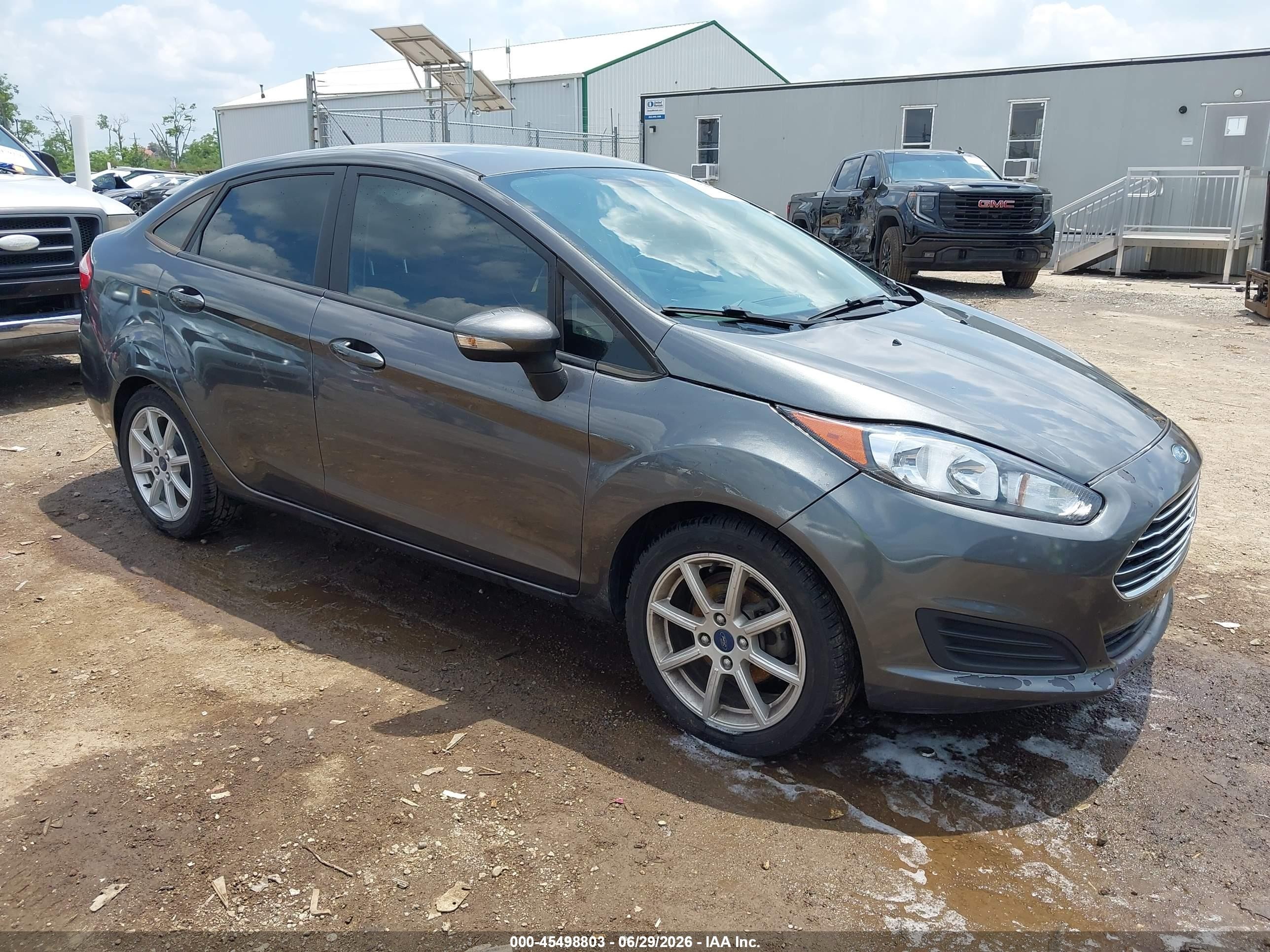 2015 Ford Fiesta SE, VIN 3FADP4BE1FM141376 — Side