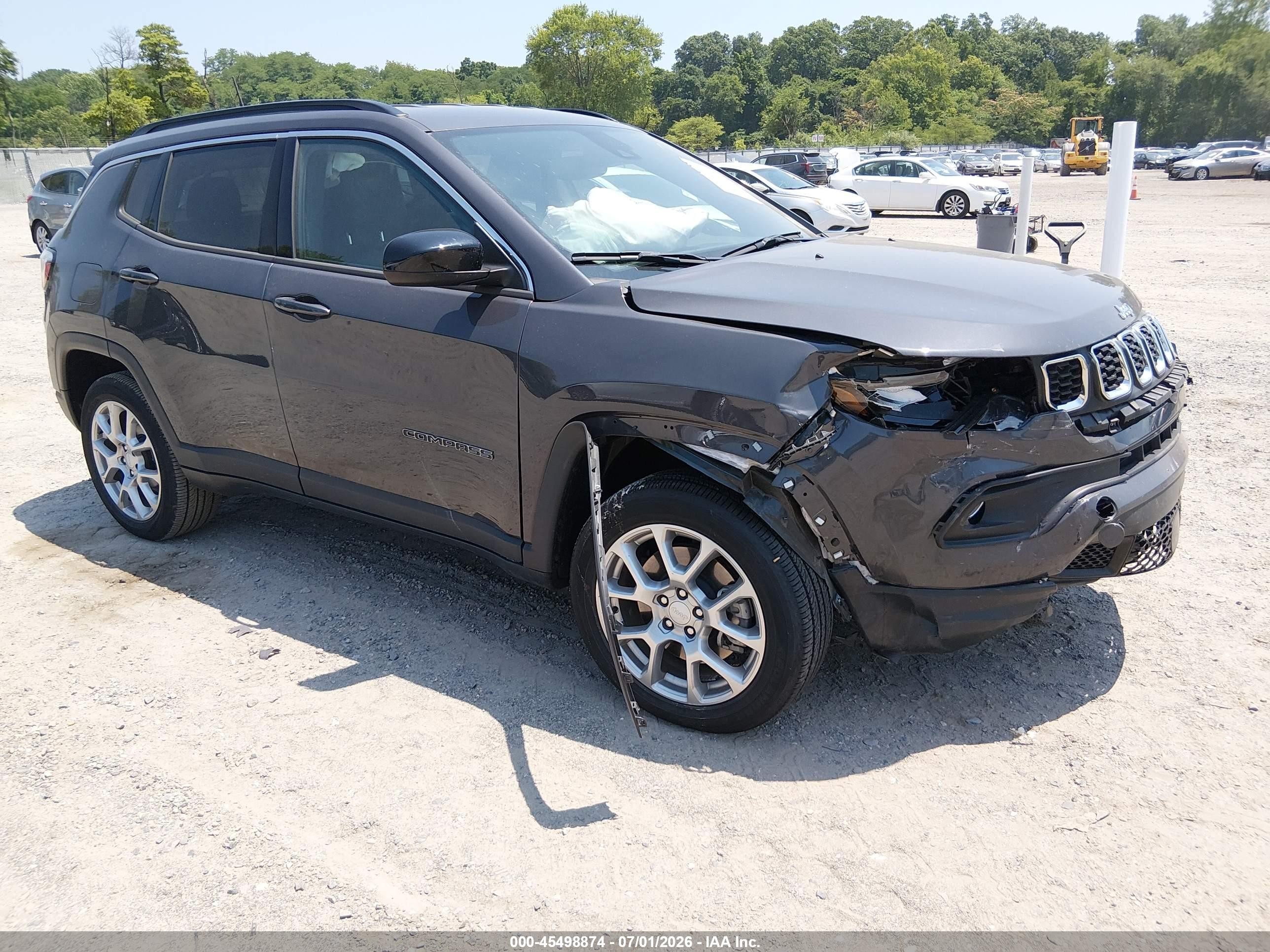 2024 Jeep Compass Latitude Lux, VIN 3C4NJDFN8RT169793 — Front end