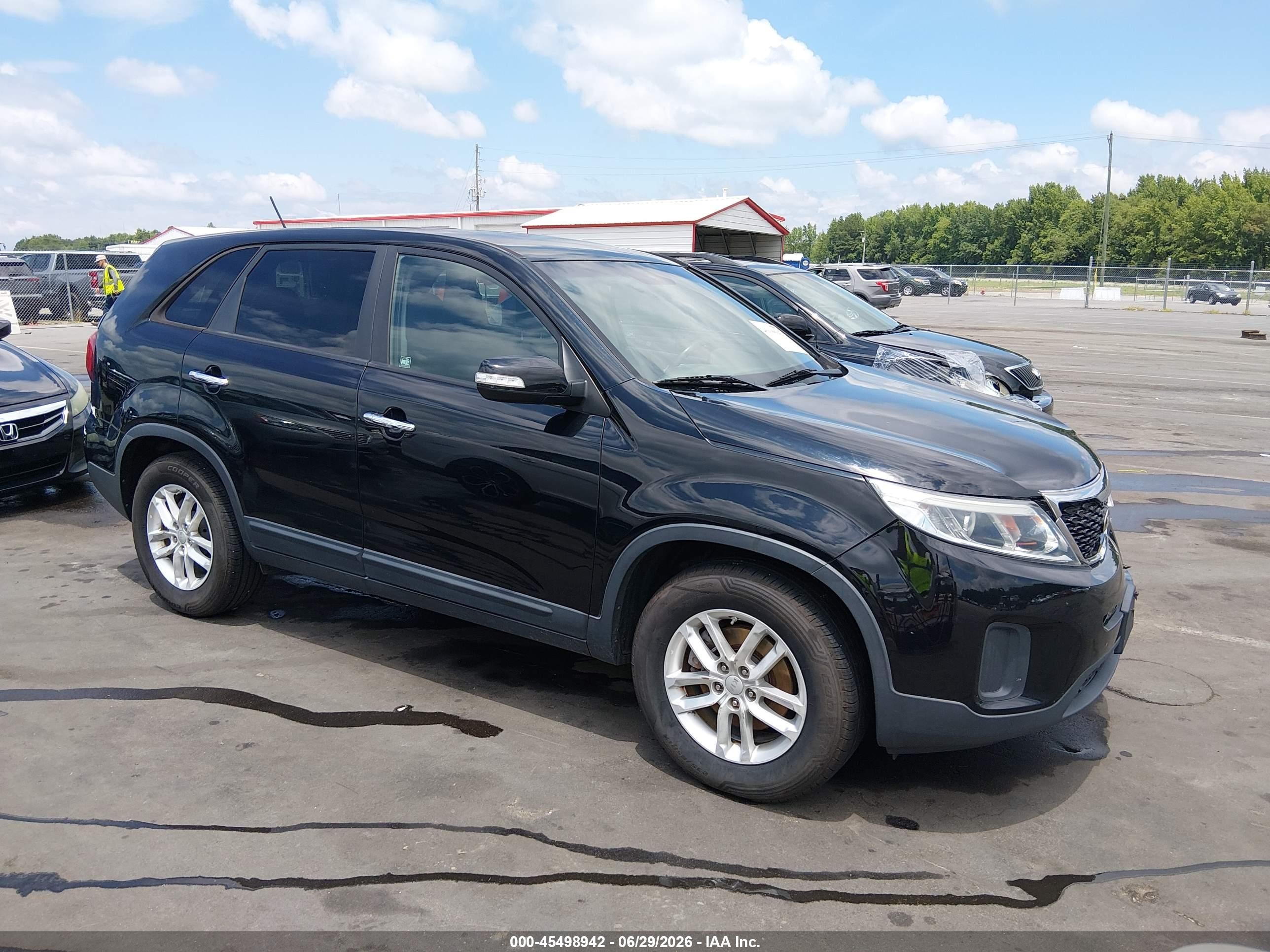 2015 Kia Sorento LX, VIN 5XYKT3A66FG627955 — Front end