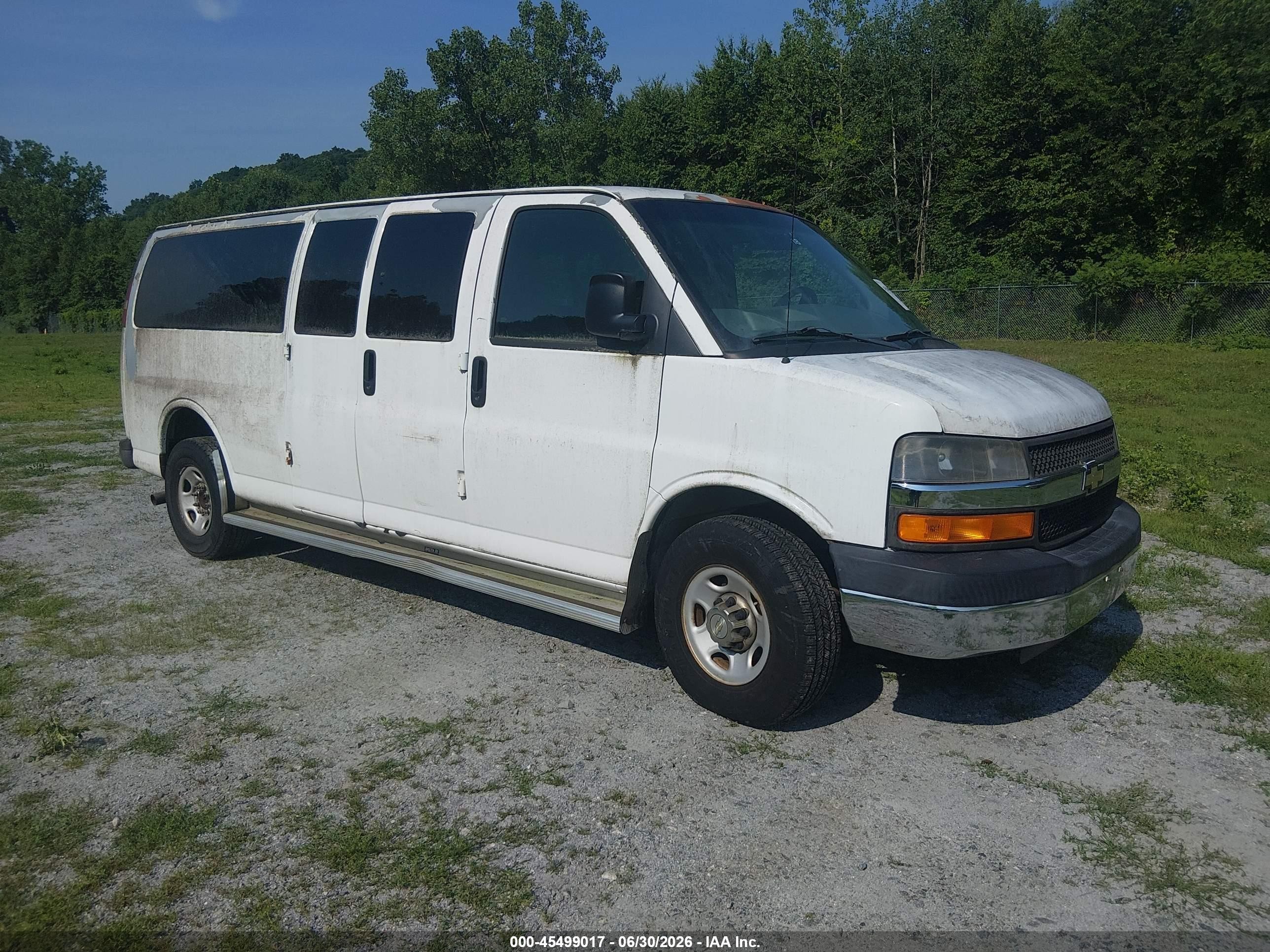 2007 Chevrolet Express Passenger, VIN 1GAHG39U771234123 — Side