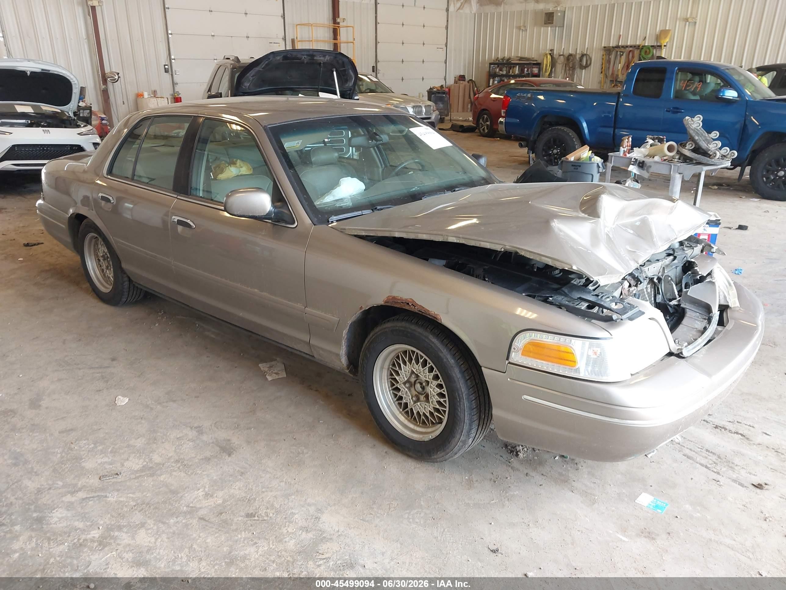 2002 Ford Crown Victoria LX, VIN 2FAFP74W72X110633 — Front end