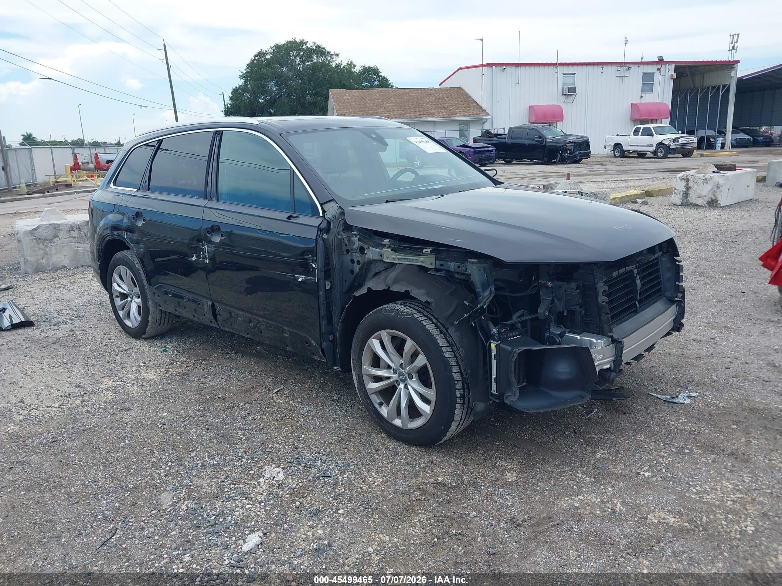 2019 Audi Q7 Premium Plus, VIN WA1LAAF7XKD037762 — Бок