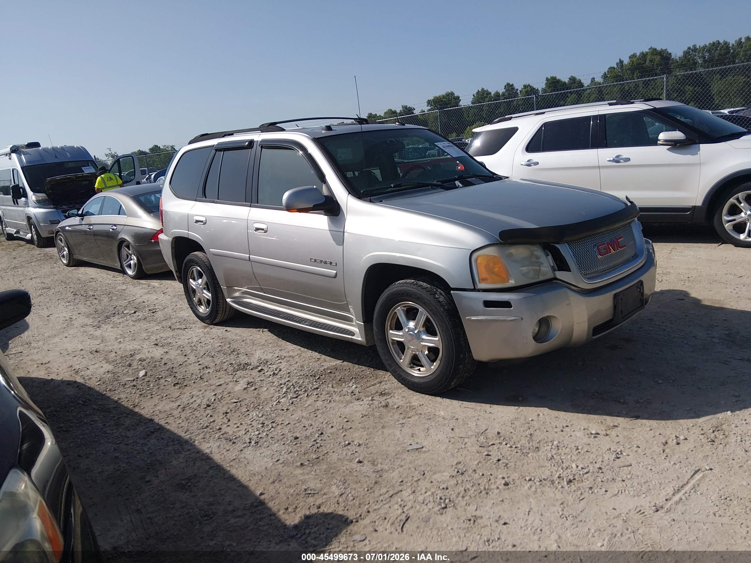 2005 GMC Envoy Denali, VIN 1GKET63M552315925 — Rear end
