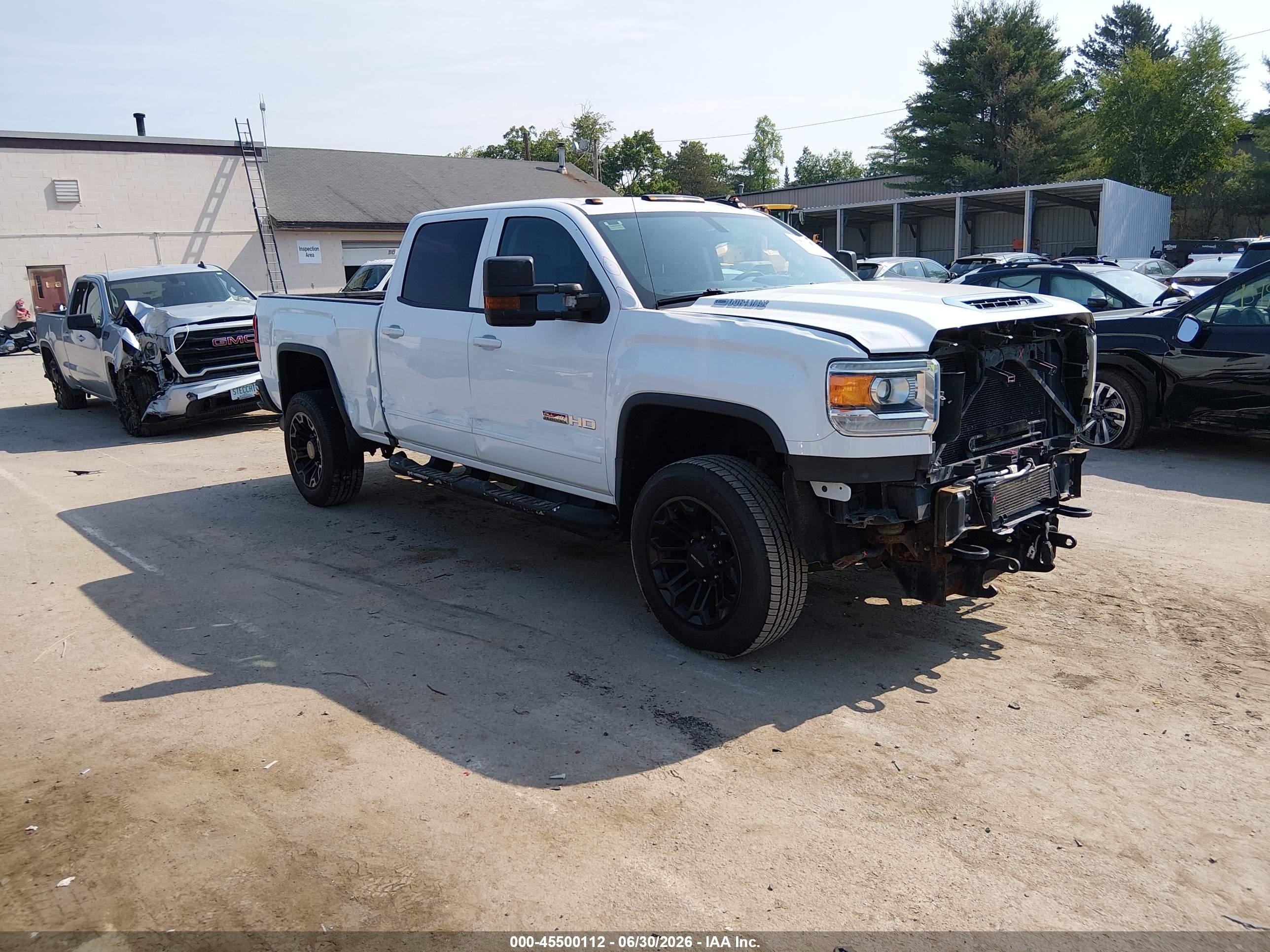 2018 GMC Sierra 2500HD SLT, VIN 1GT12TEY1JF262817 — Front end
