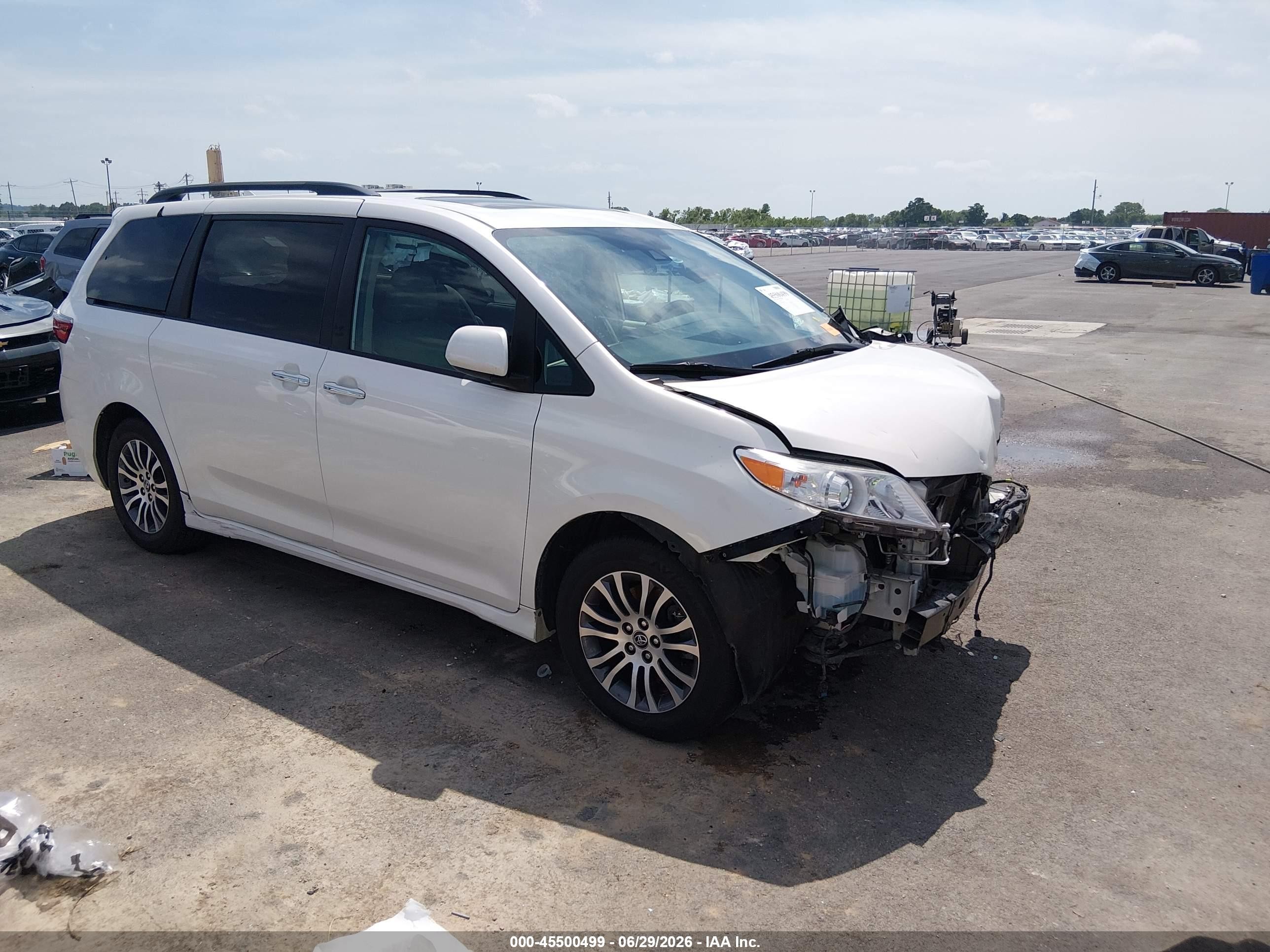 2020 Toyota Sienna XLE, VIN 5TDYZ3DCXLS039470 — Перед