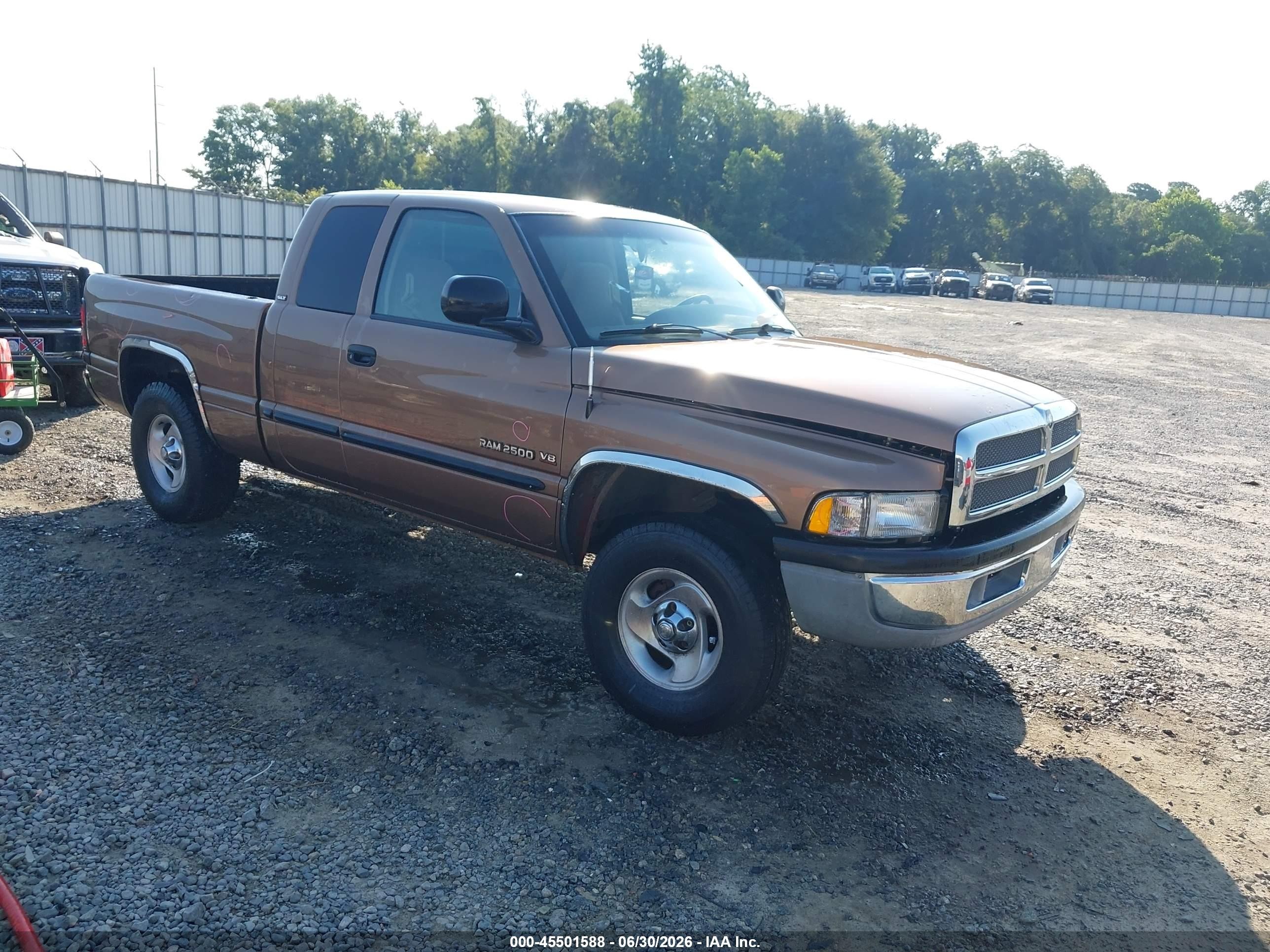 2000 Dodge 1500, VIN 1B7HC13Y1YJ188292 — Front end