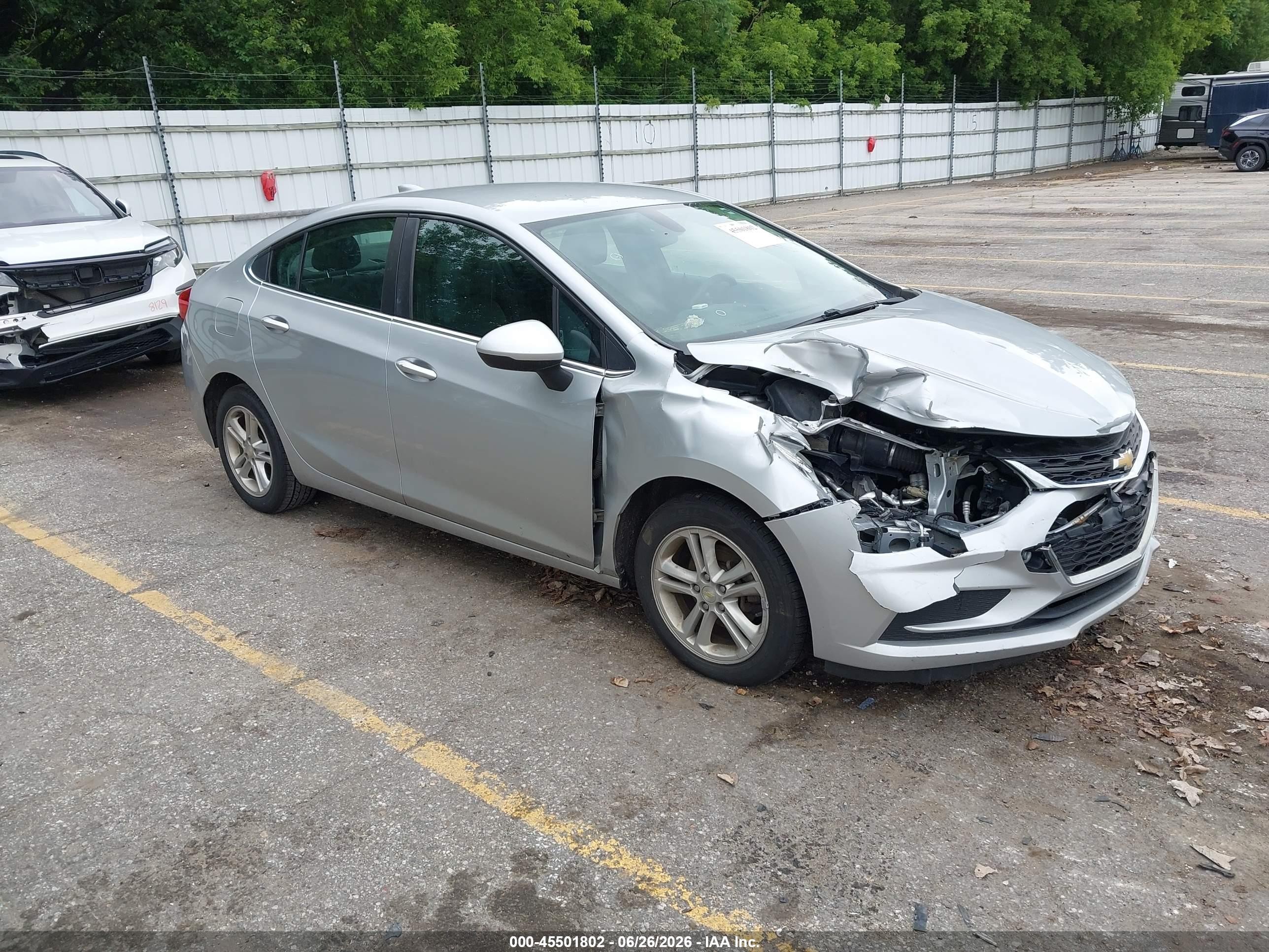 2017 Chevrolet Cruze LT, VIN 1G1BE5SM5H7123991 — Перед