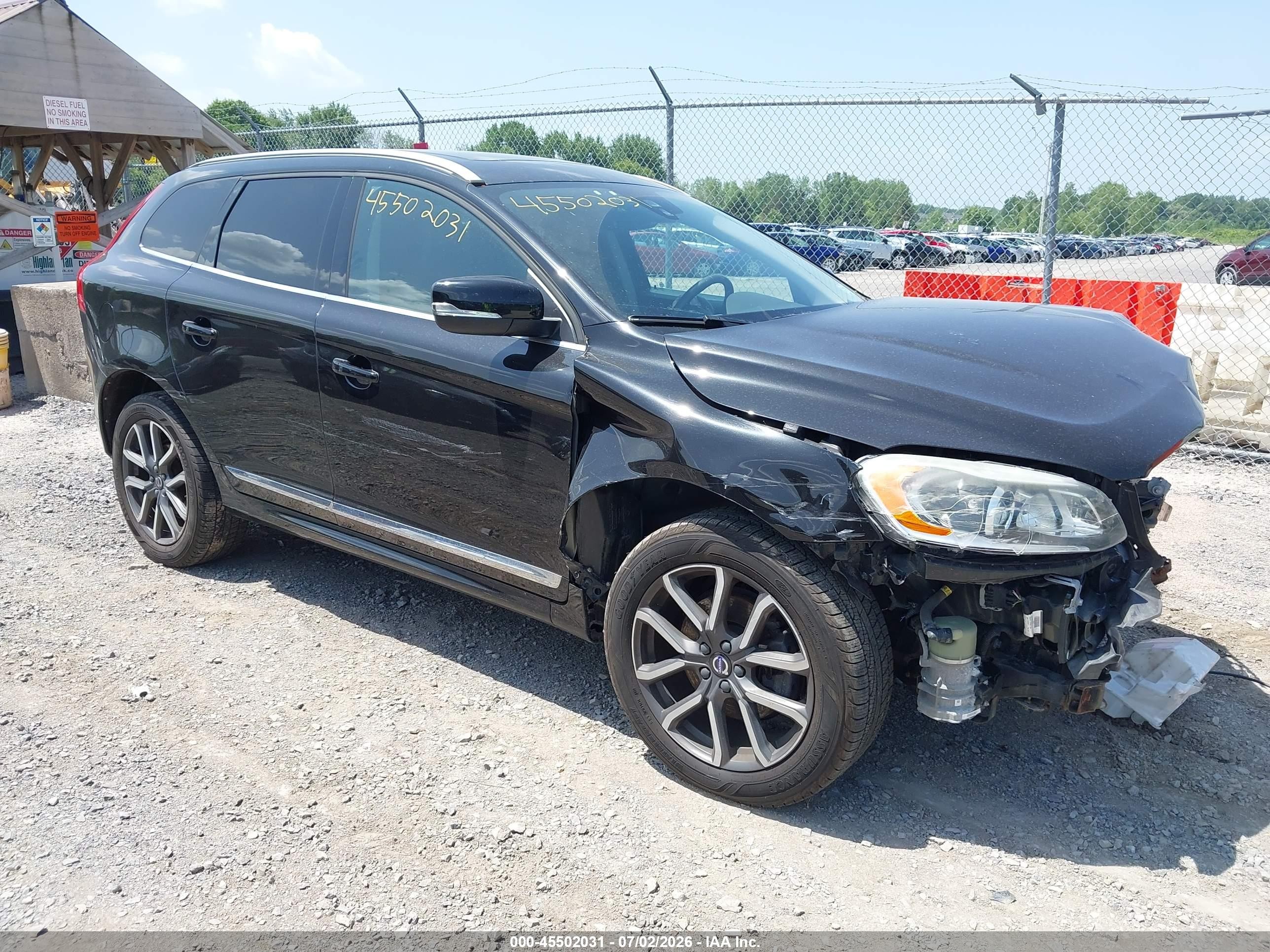 2017 Volvo XC60 Dynamic, VIN YV449MRR7H2189016 — Front end